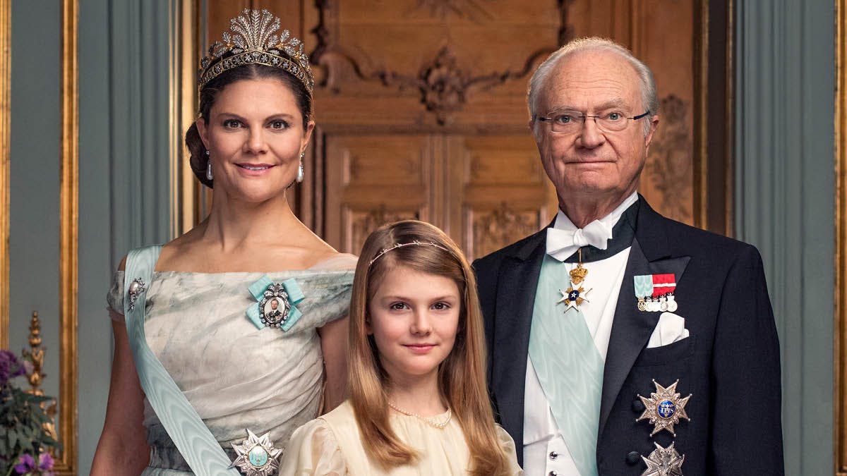 Kronprinsesse Victoria, prinsesse Estelle og kong Carl Gustaf. 