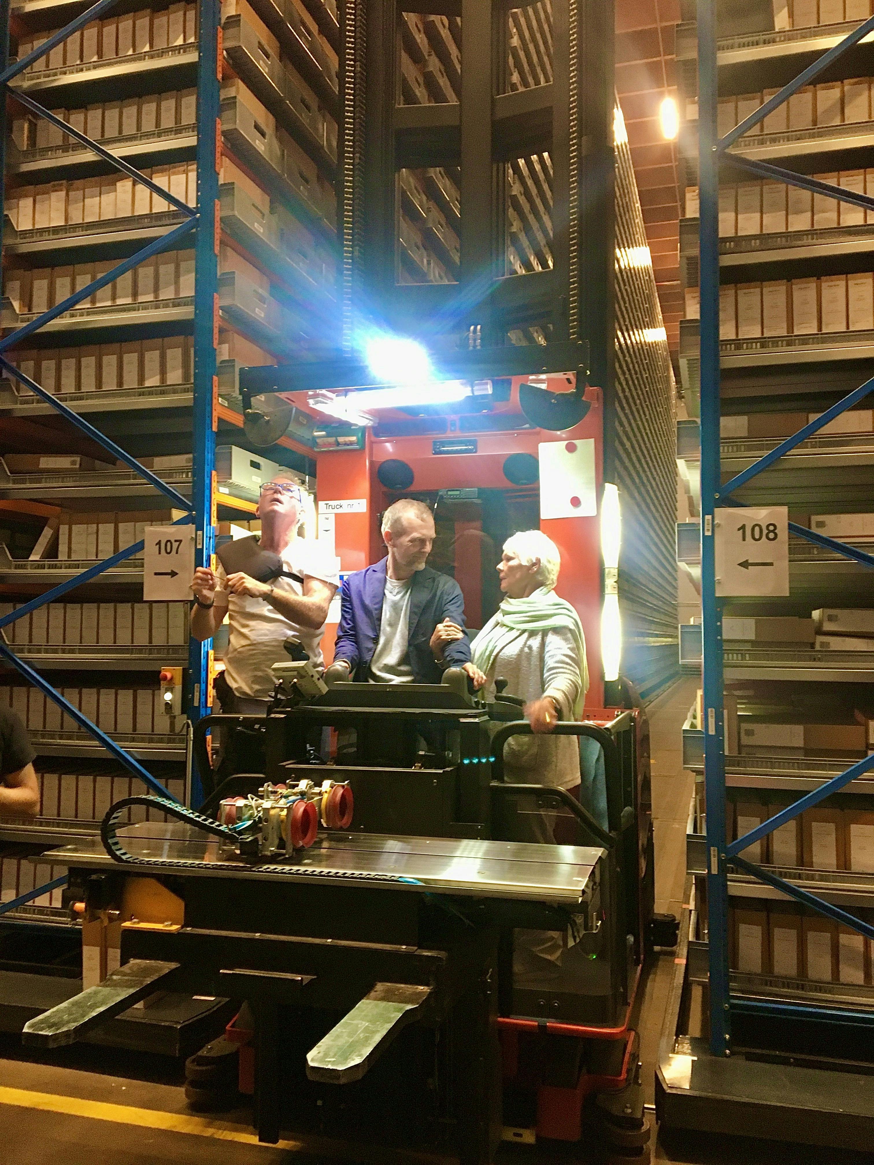 Adam Jon Kronegh og Judi Dench på opdagelse i Rigsarkivet. 