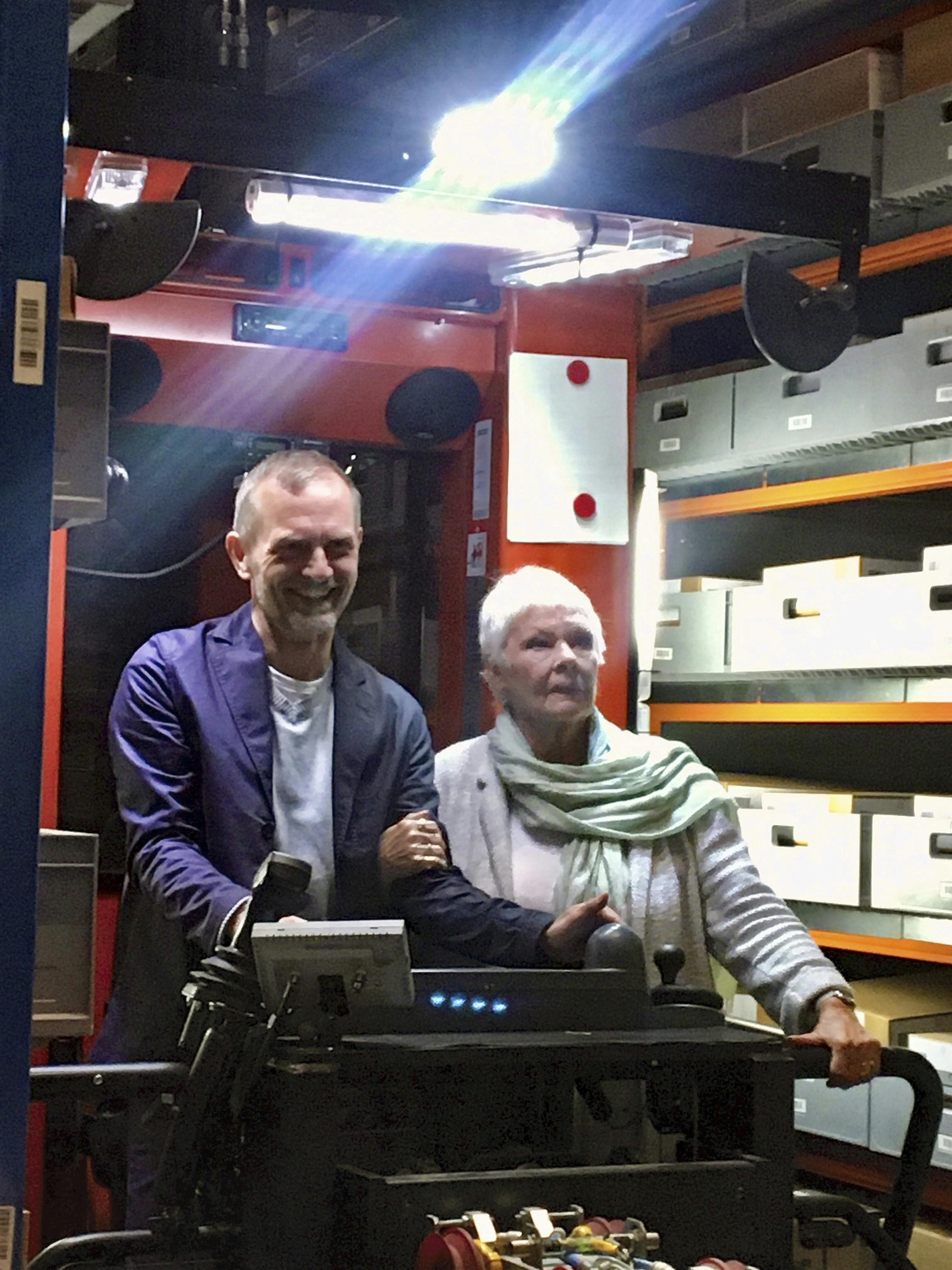 Judi Dench lod sig ikke skræmme af en tur i højlagertrucken på Rigsarkivet. 