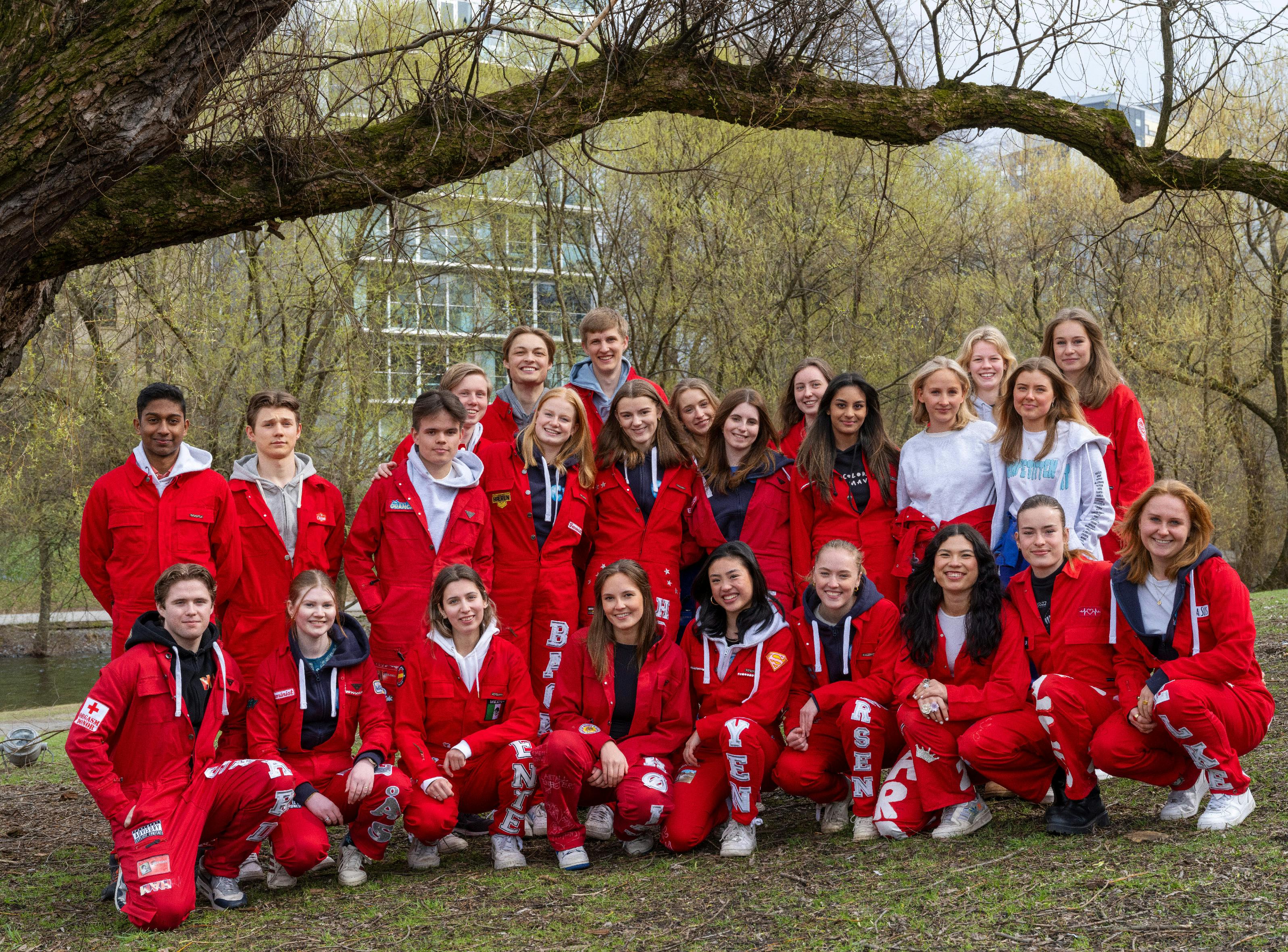 Prinsesse Ingrid Alexandra ses i nederste række nr. 4 fra venstre.
