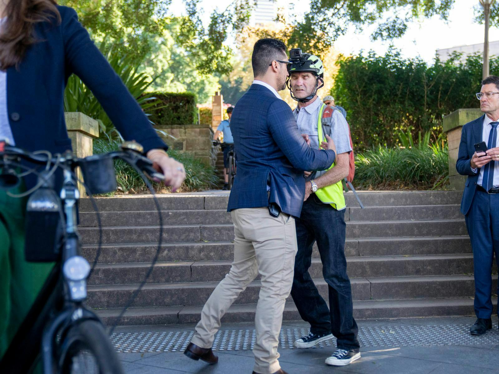 En mand kom lidt for tæt på kronprinsessen inden en cykeltur i Sydney