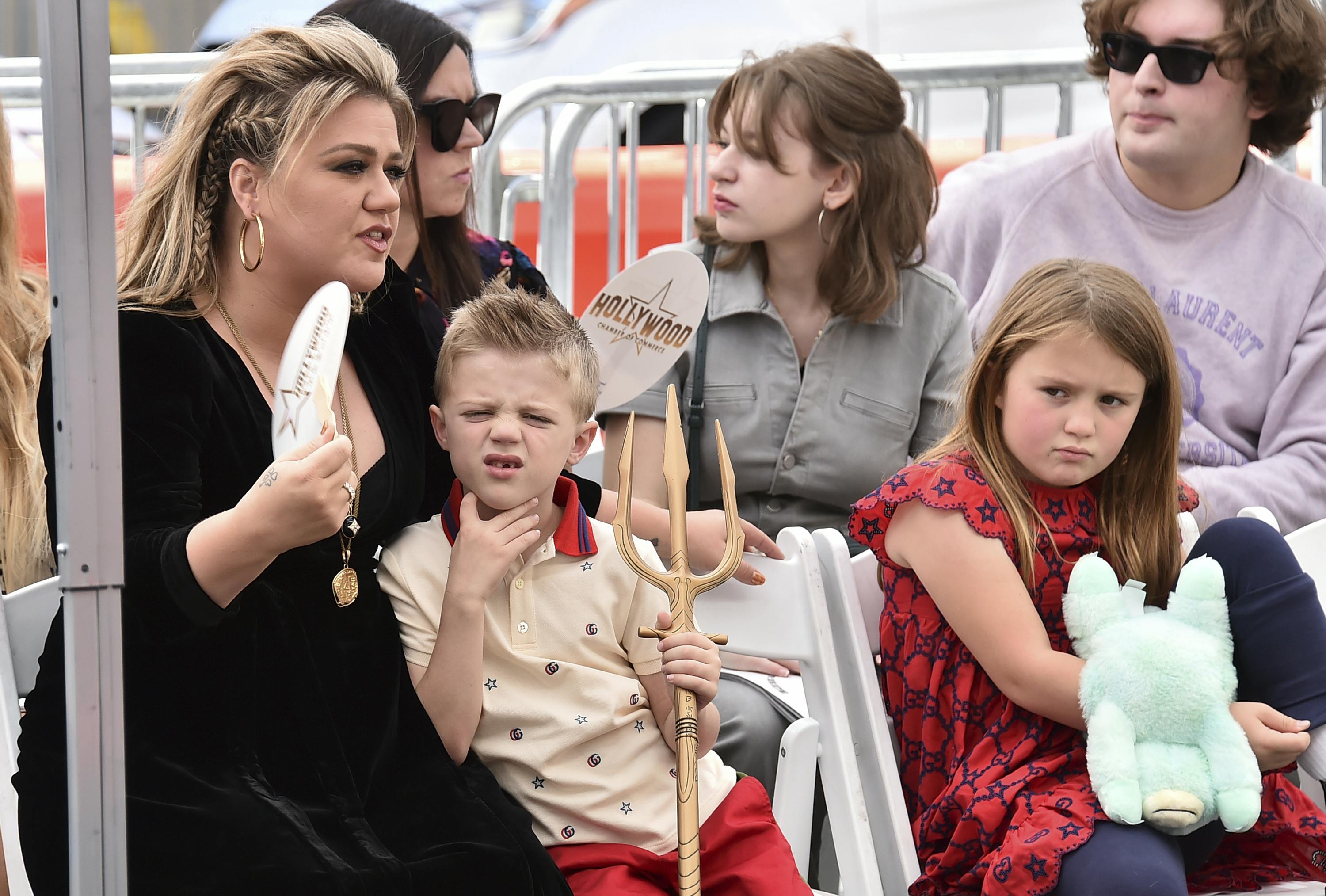 Kelly Clarkson sammen med sine børn, Remington og River Rose
