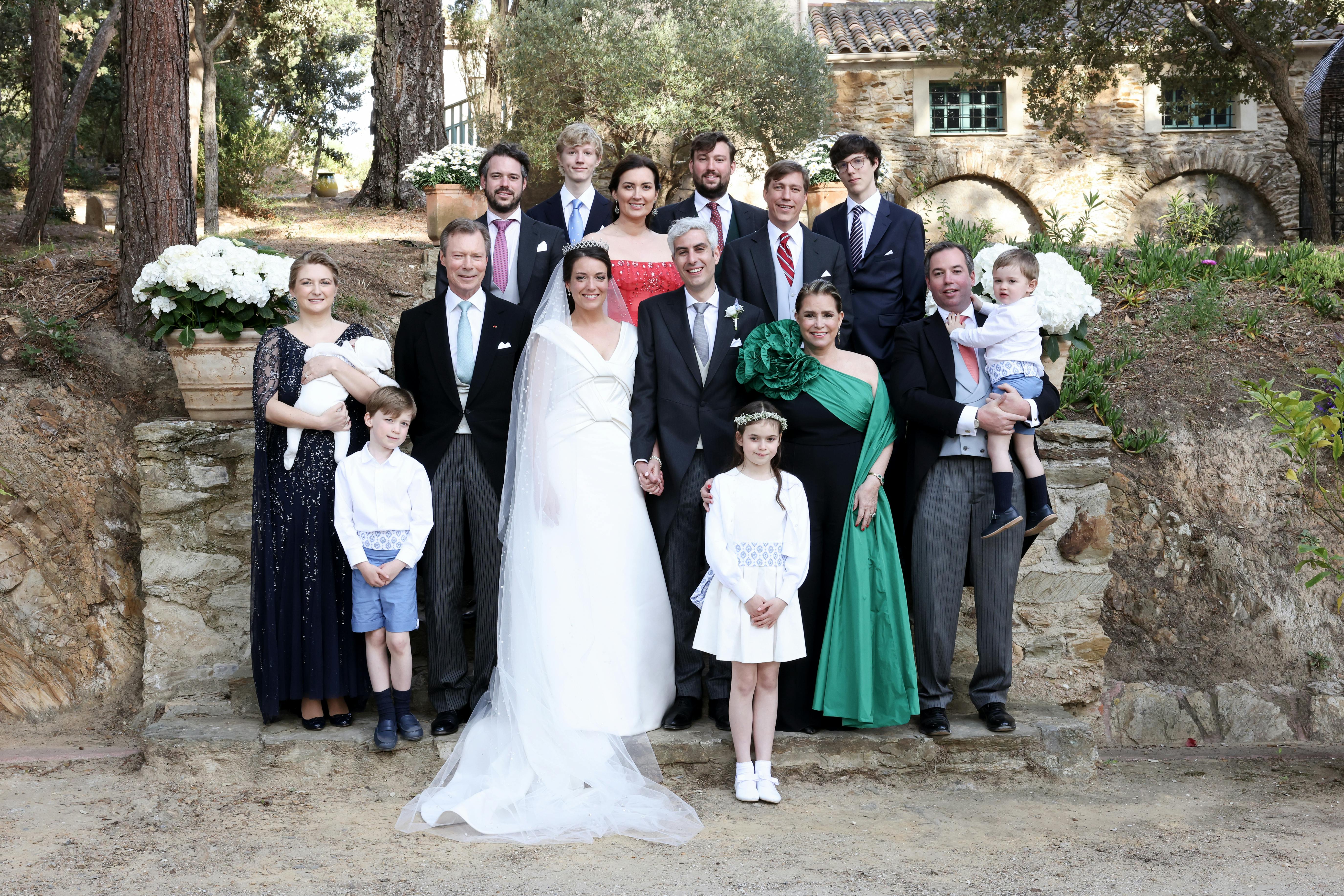 Luxembourgs prinsesse Alexandra og Nicolas Bagory omgivet af familien efter vielsen den 29. april. 
