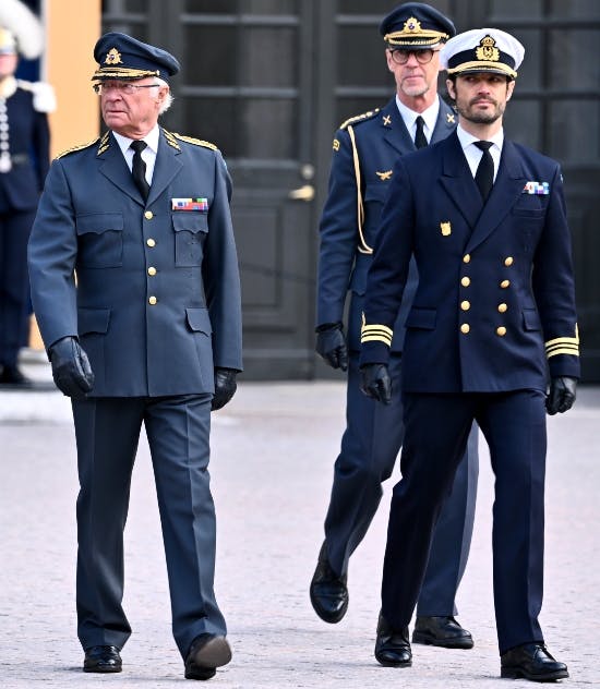 Iført uniformer var kong Carl Gustaf og prins Carl Philip en tur nede på slotspladsen.&nbsp;
