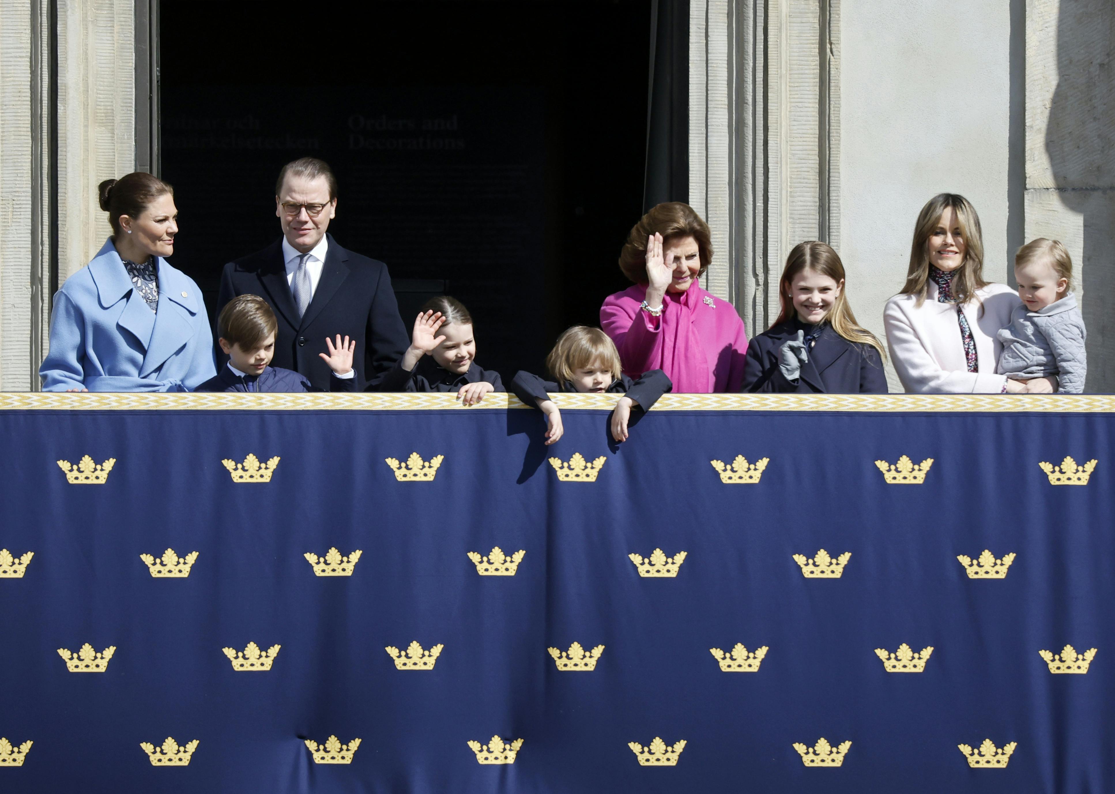 Den svenske kongefamilie på balkonen på kong Carl Gustafs fødselsdag.&nbsp;
