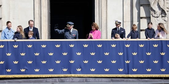 Her ses hele den tilstedeværende svenske kongefamilie på balkonen.&nbsp;
