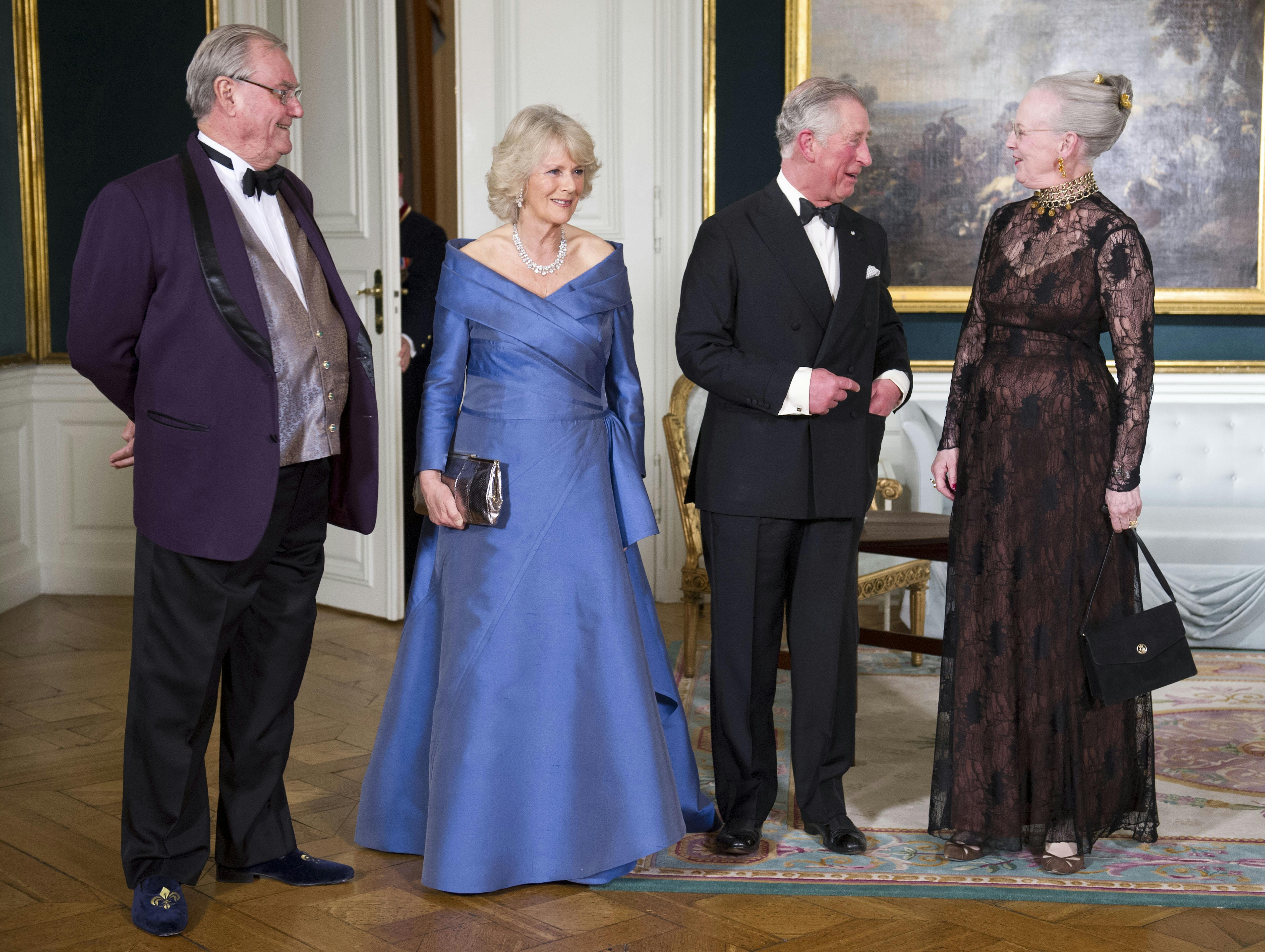Prins Henrik og dronning Margrethe var værter for en gallamiddag, da daværende hertuginde Camilla og prins Charles var på officielt besøg i Danmark i 2012.&nbsp;
