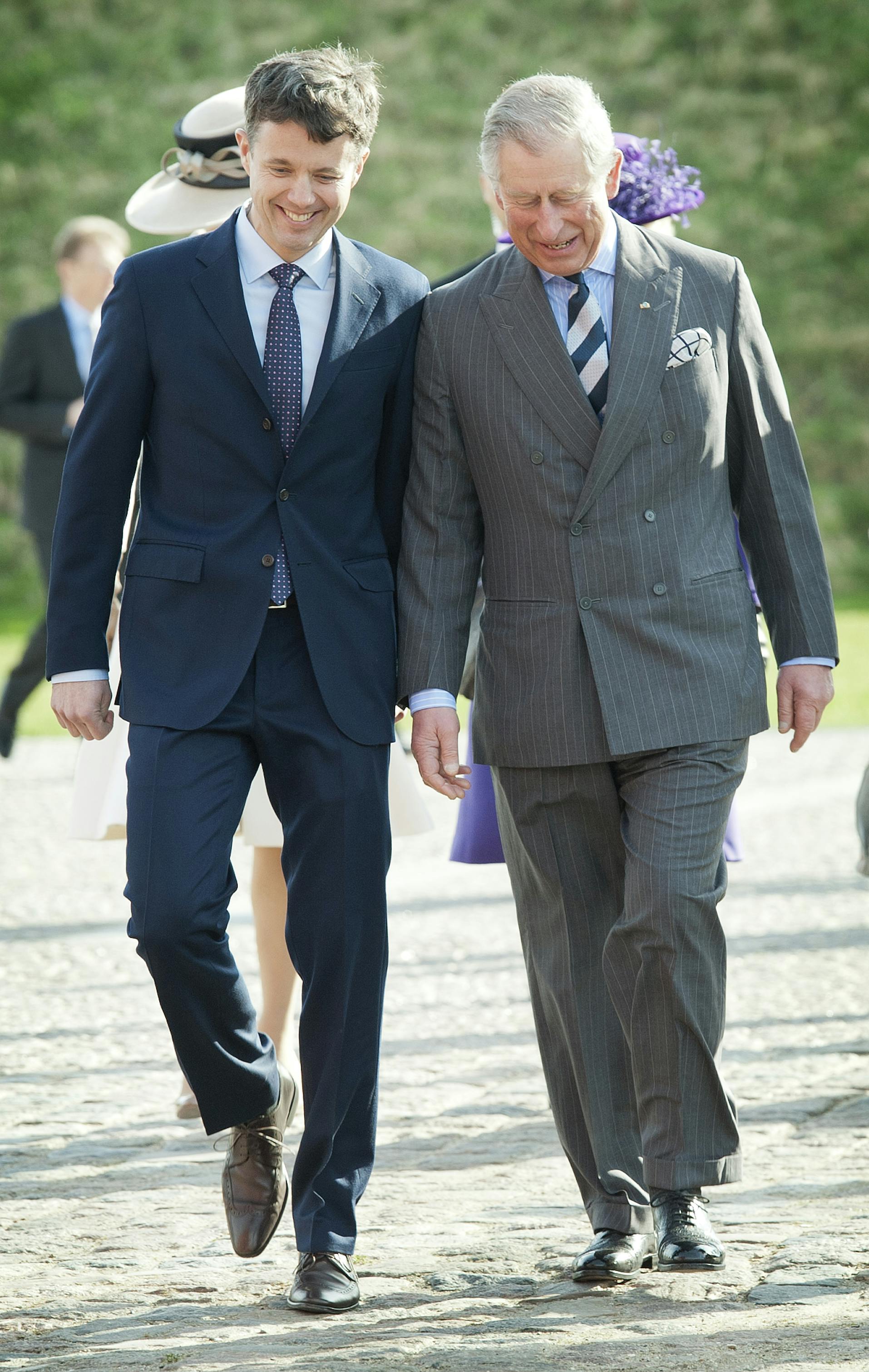 Kronprins Frederik og daværende prins Charles hyggede sig sammen, da Charles og Camilla var på officielt besøg i Danmark i 2012.&nbsp;
