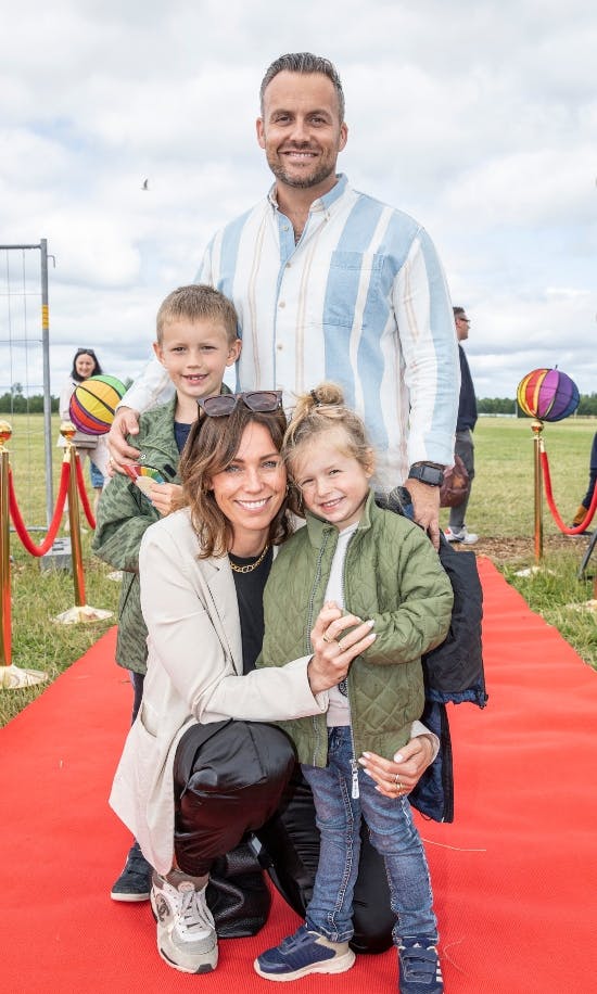 Lisbeth Østergaard og Ralf Christensen med deres to sønner, Viggo og Carlo