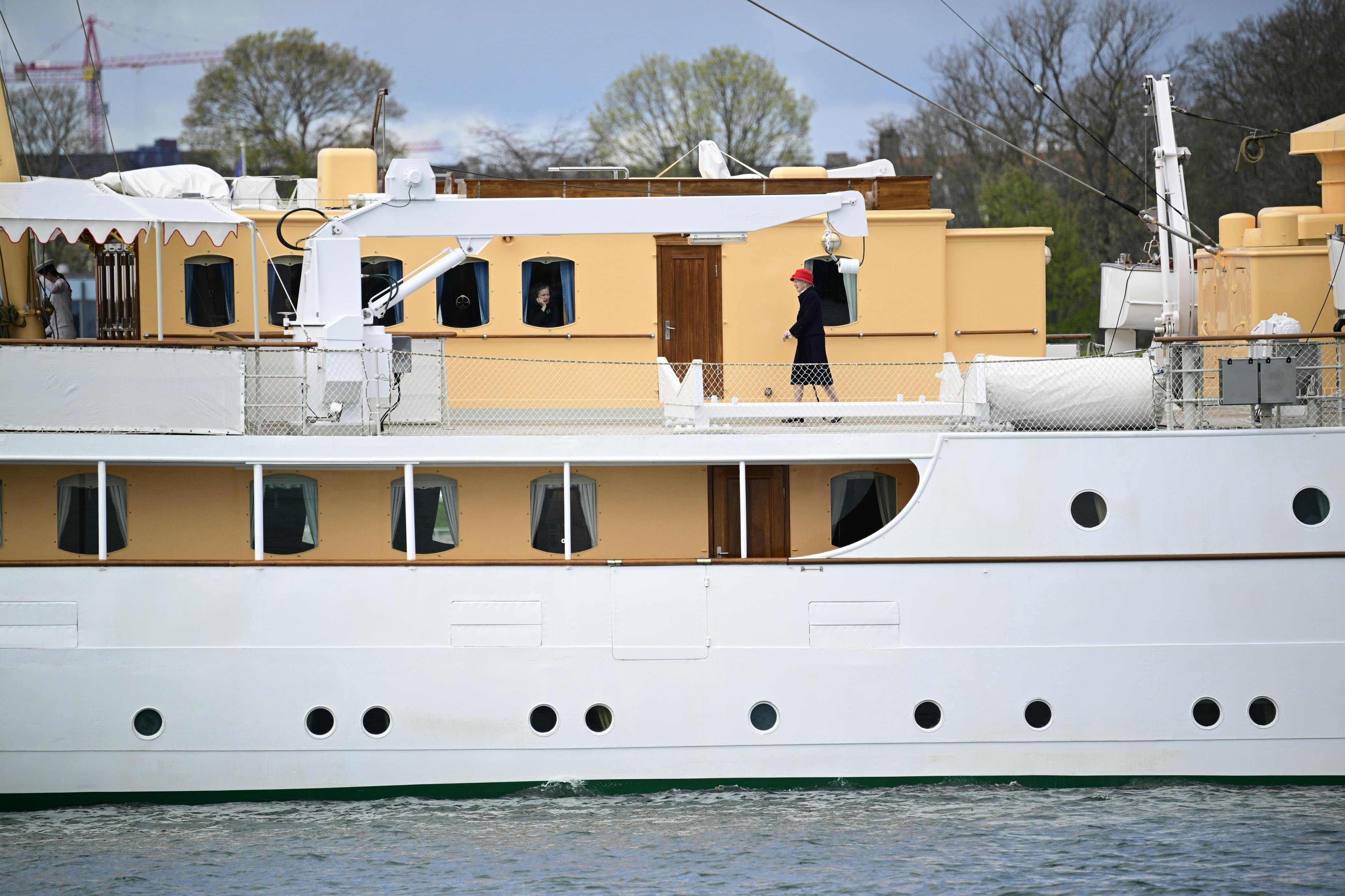 Dronning Margrethe på kongeskibet Dannebrog