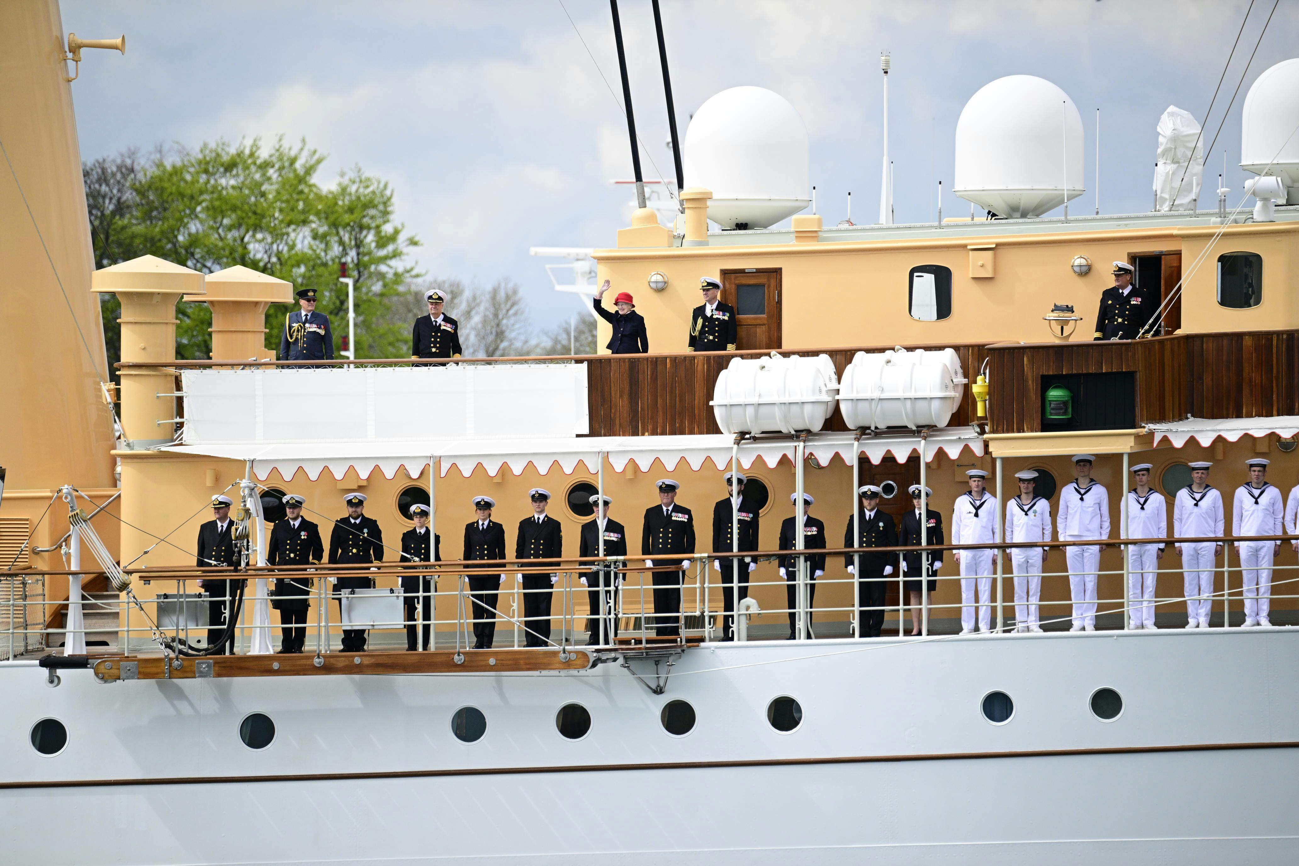 Dronning Margrethe vinker fra Kongeskibet Dannebrog