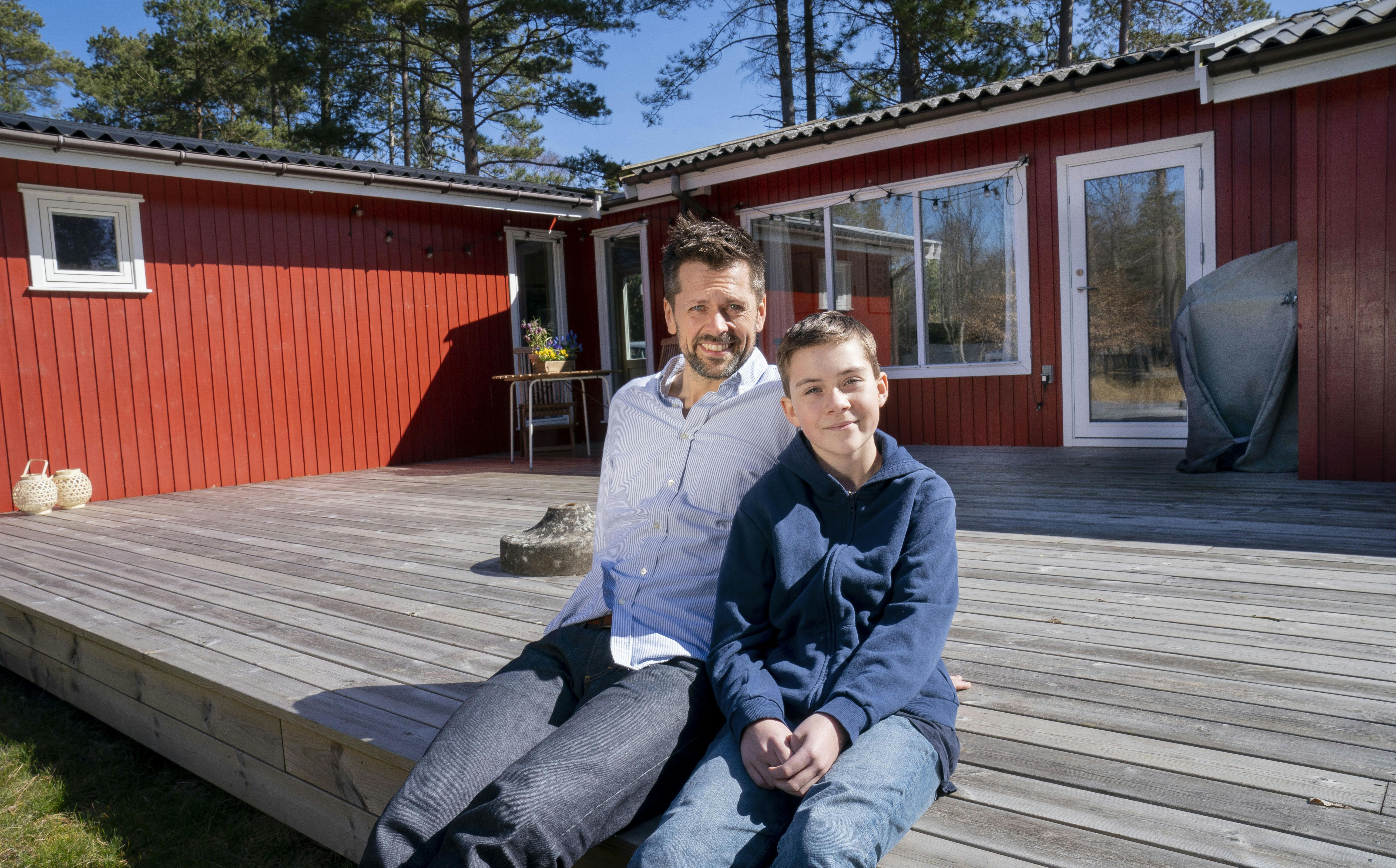Jacob Carlsson med sønnen Frederik ved sommerhuset. 