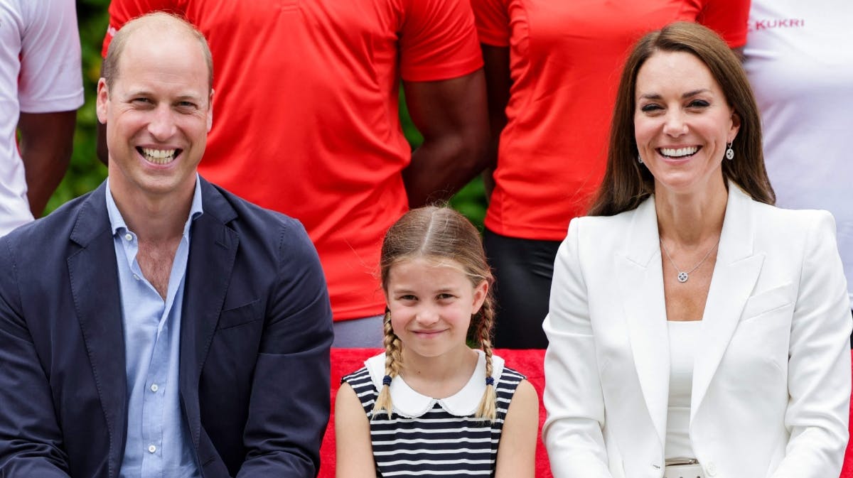 Prinsesse Charlotte mellem sine forældre, prins William og prinsesse Catherine. 