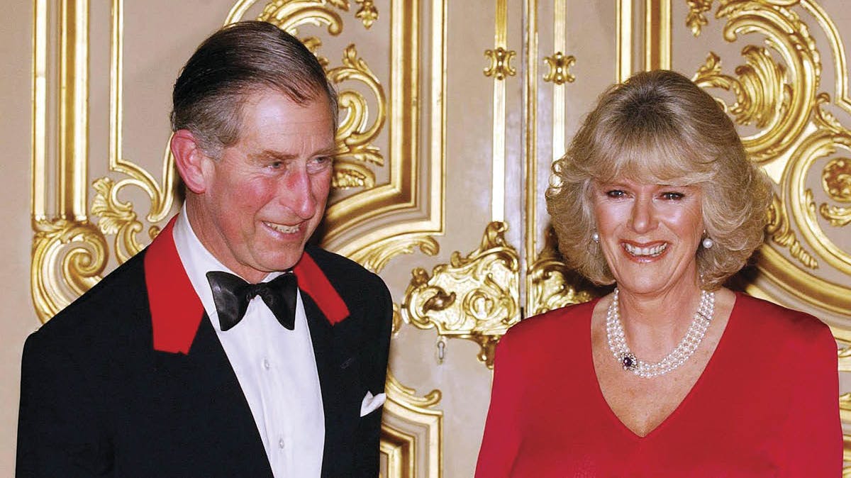 Daværende prins Charles og Camilla Parker-Bowles fotograferet om aftenen den 10 februar 2005, på dagen hvor de offentliggør deres forlovelse.&nbsp;
