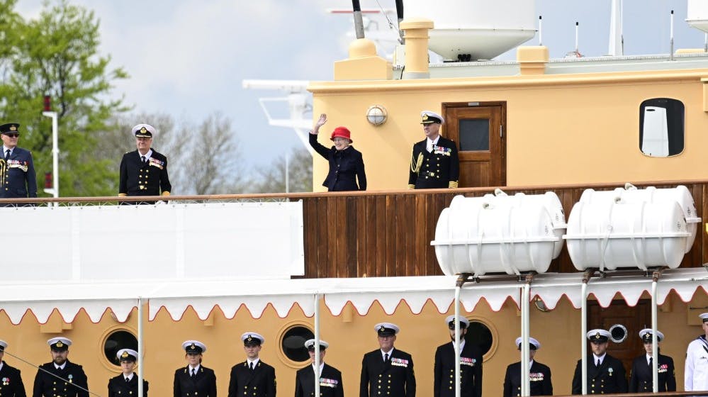 Dronning Margrethe vinker fra kongeskibet Dannebrog