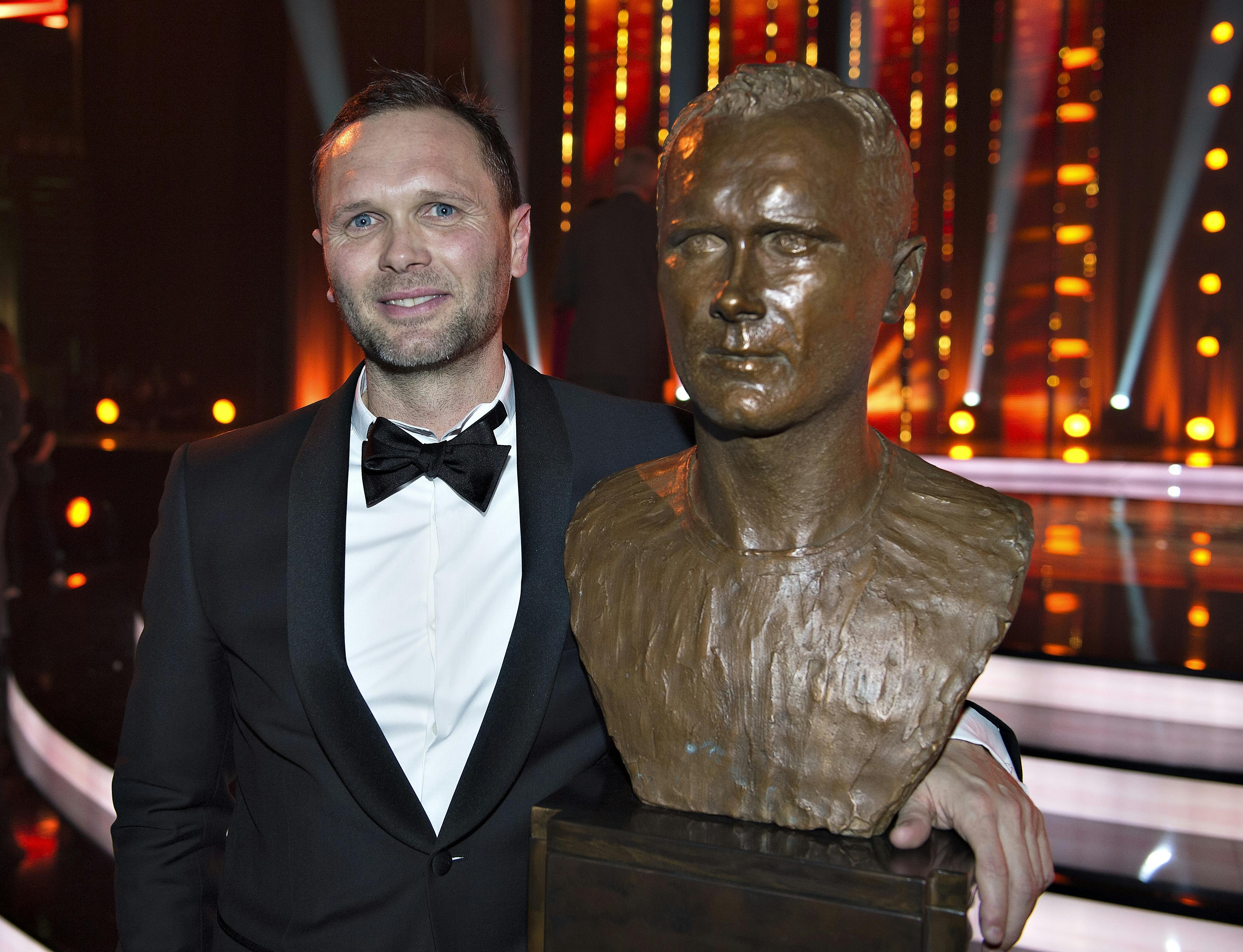 Lars Christiansen ved siden af sin buste, han fik, da han blev optaget i sportens Hall of Fame.
