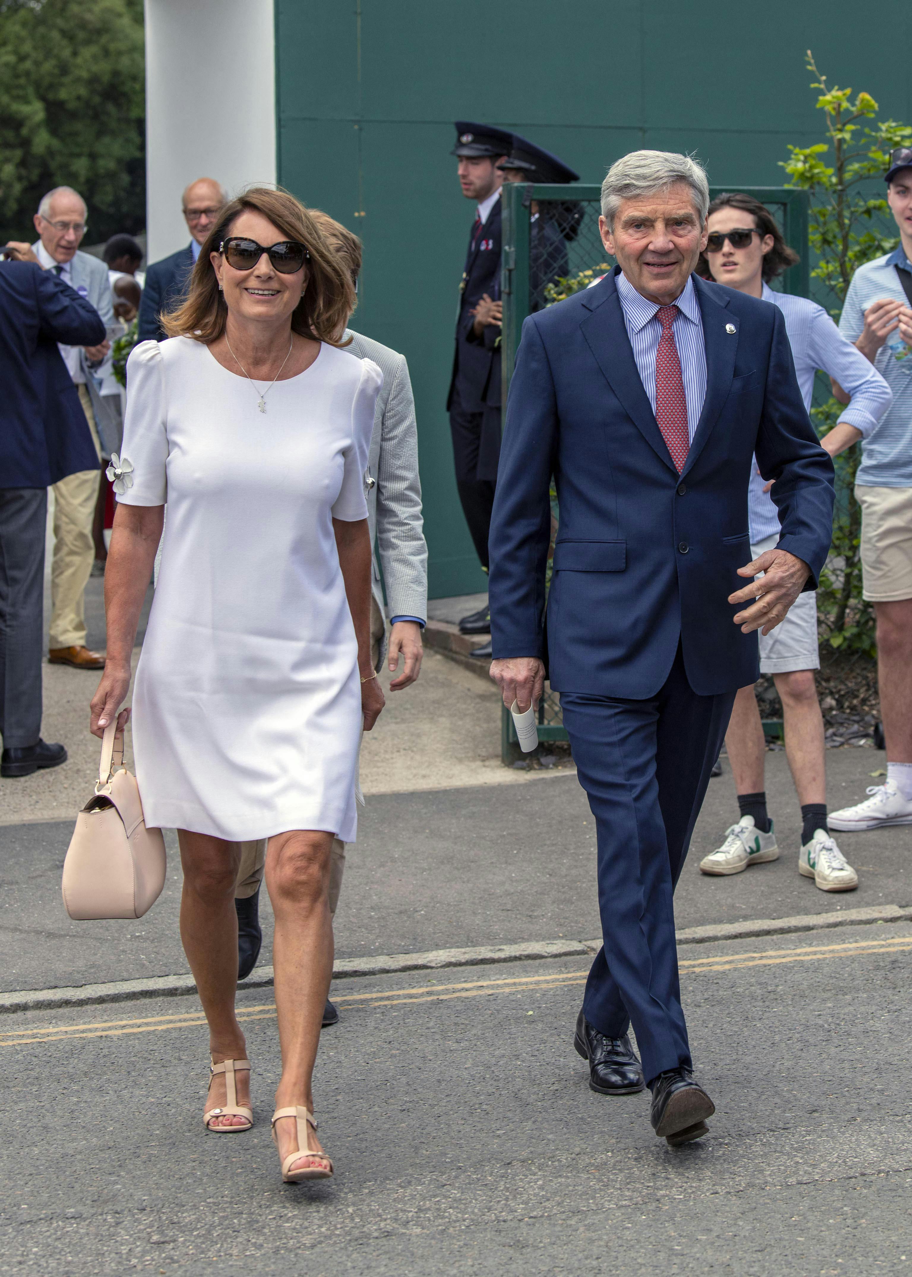 Prins Louis' mormor og morfar, Carole Middleton and Michael Middleton.&nbsp;
