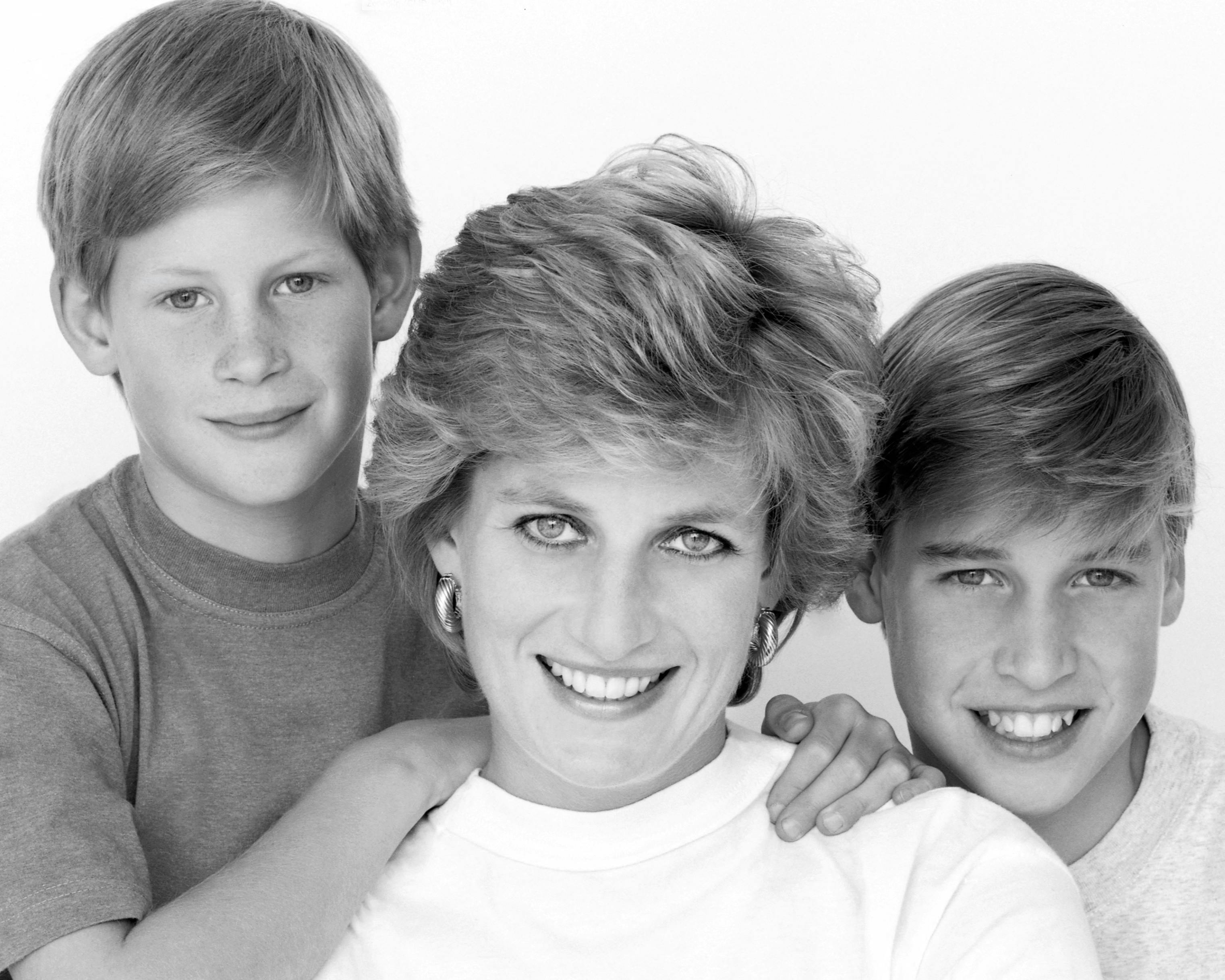 Prins William som barn (th) med sin mor, prinsesse Diana, og lillebror, prins Harry. 