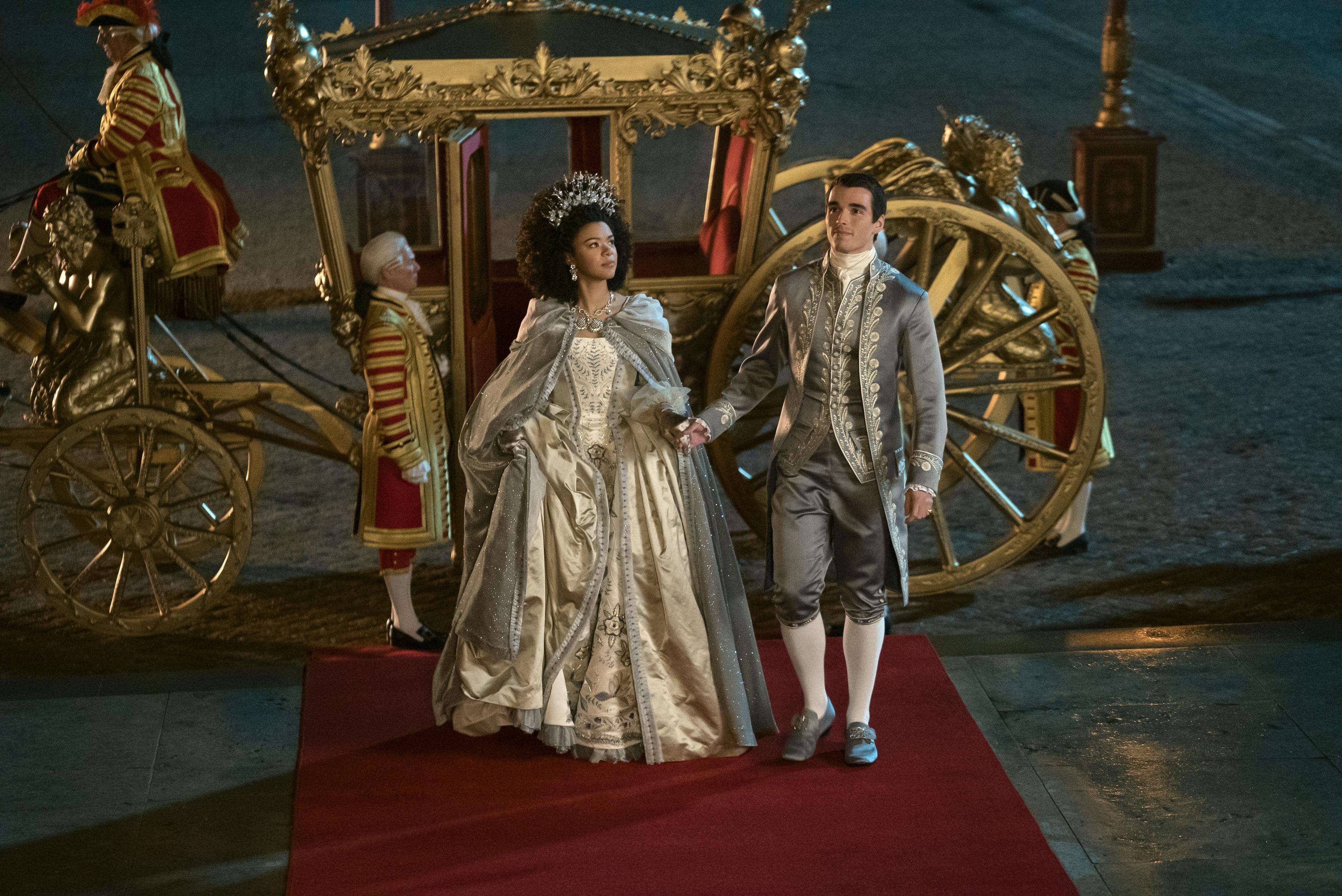India Amarteifio som den unge dronning Charlotte og Corey Mylchreest som den unge kong George 3.