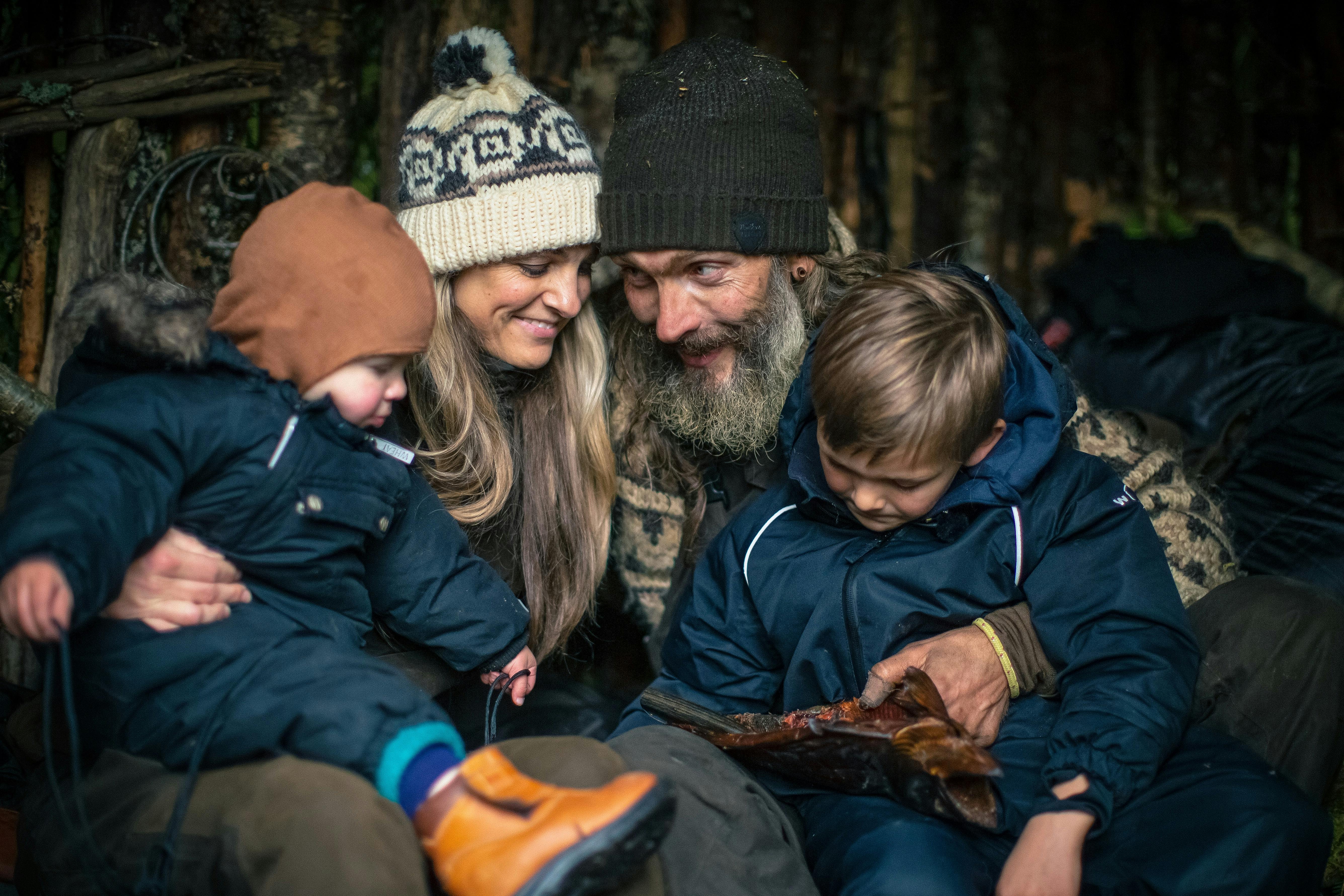 Christian Hjort med sin familie i vildmarken. 