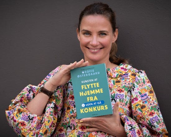 Sofie Østergaard med den nye bog.
