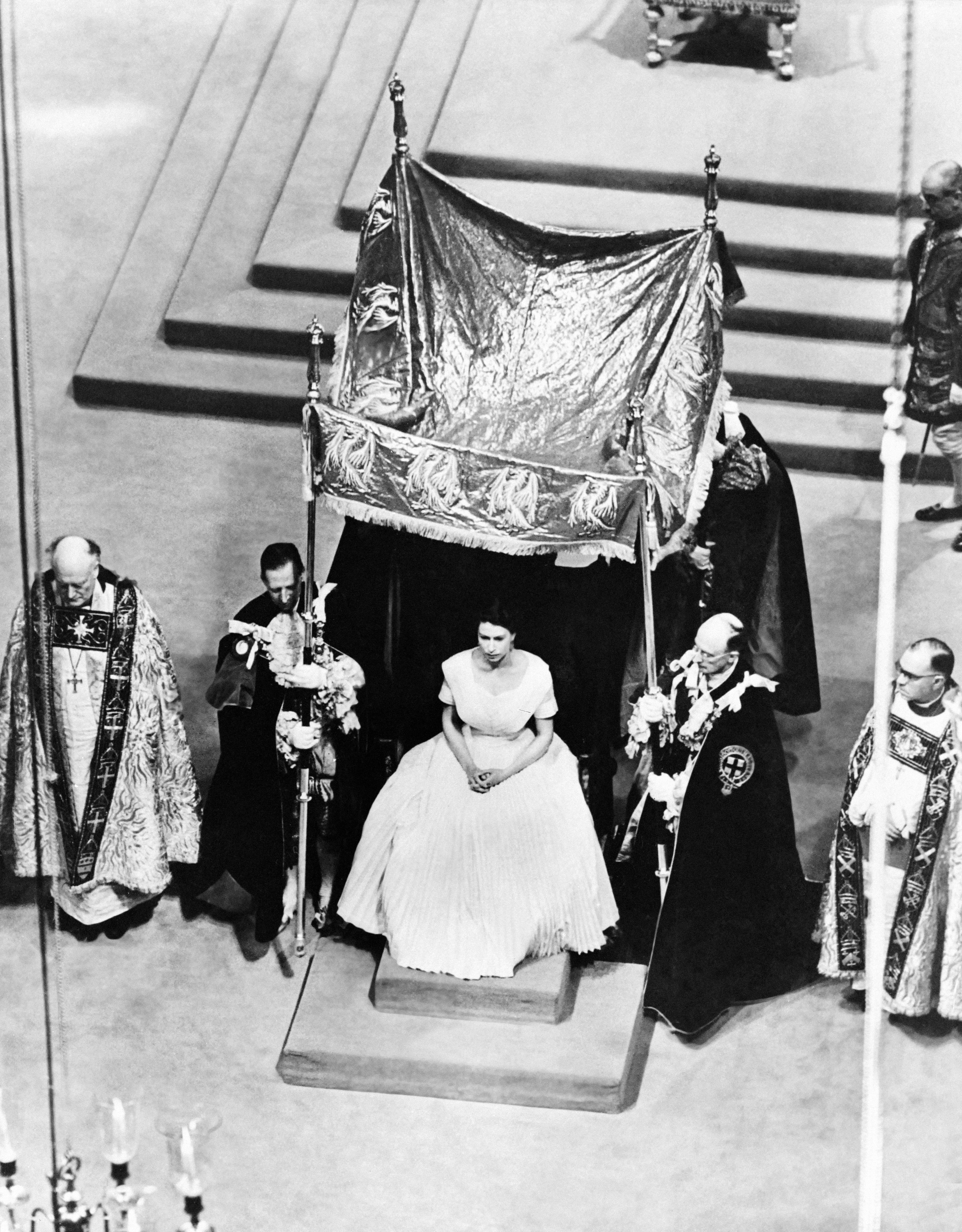 En baldakin dækkede også for en del af den religiøse ceremoni under dronning Elizabeths kroning i 1953.&nbsp;
