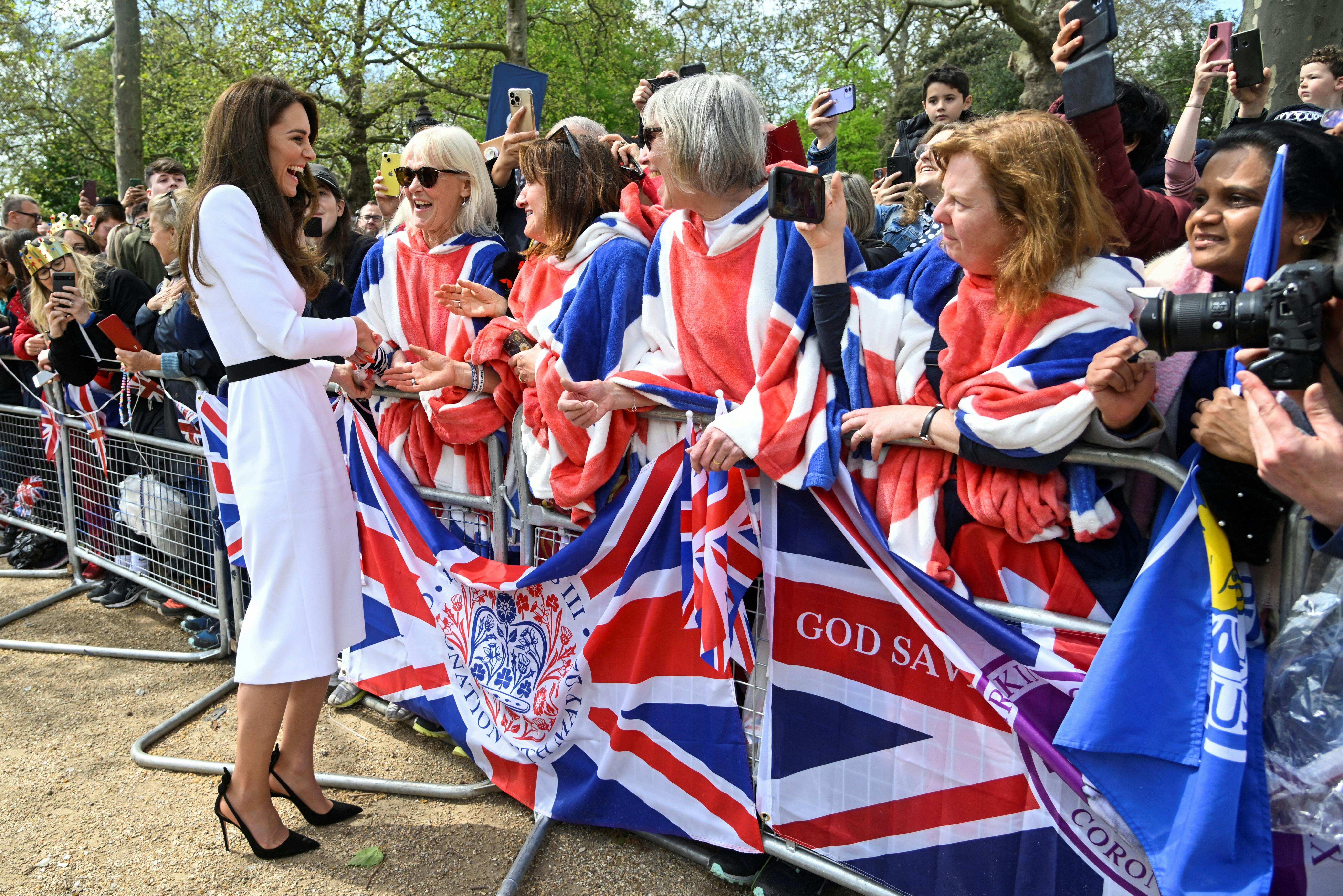 Kong Charles, prins William og prinsesse Kate hilste på nogle af de mange fremmødte foran Buckingham Palace dagen før kroningen.&nbsp;
