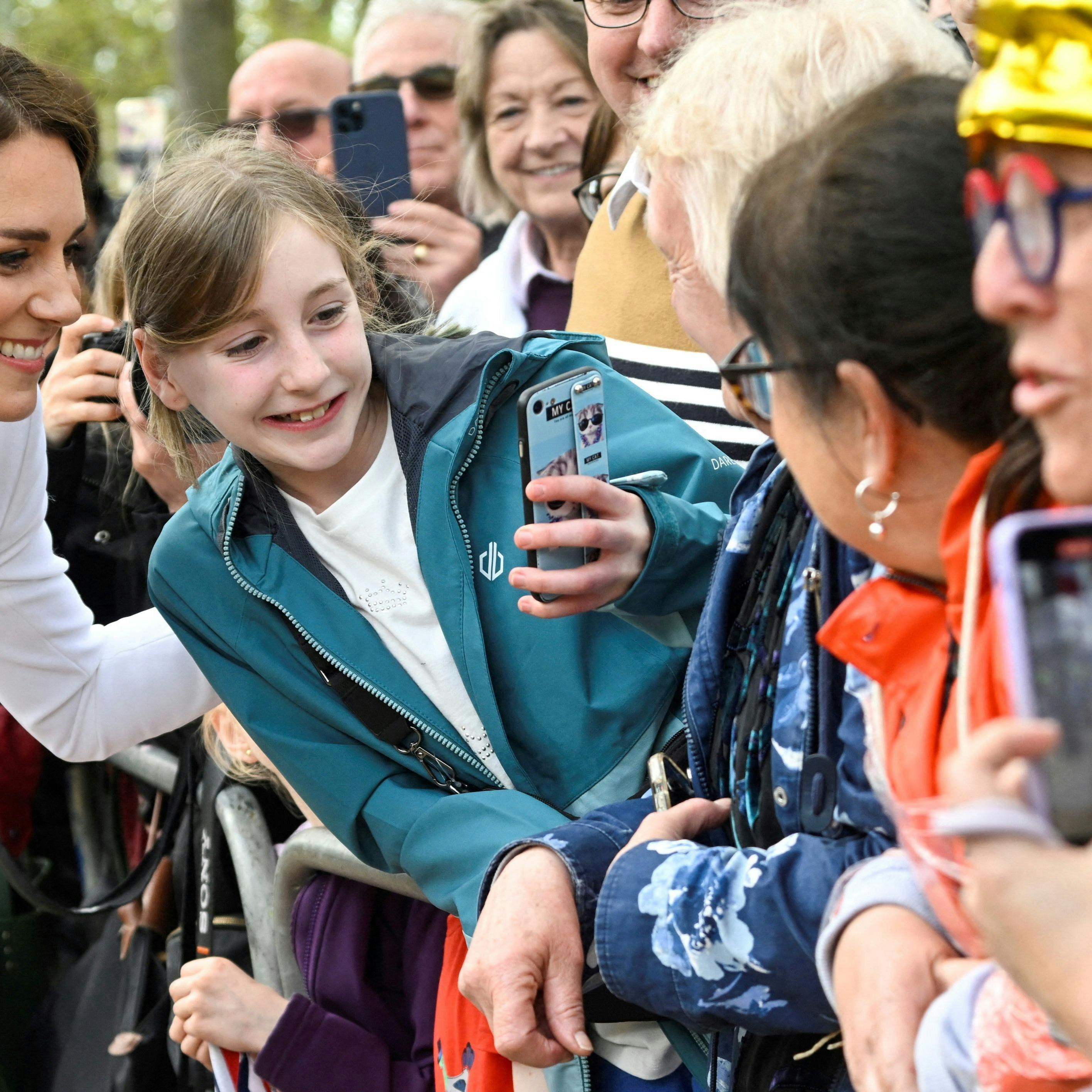 Kong Charles, prins William og prinsesse Kate hilste på nogle af de mange fremmødte foran Buckingham Palace dagen før kroningen.&nbsp;
