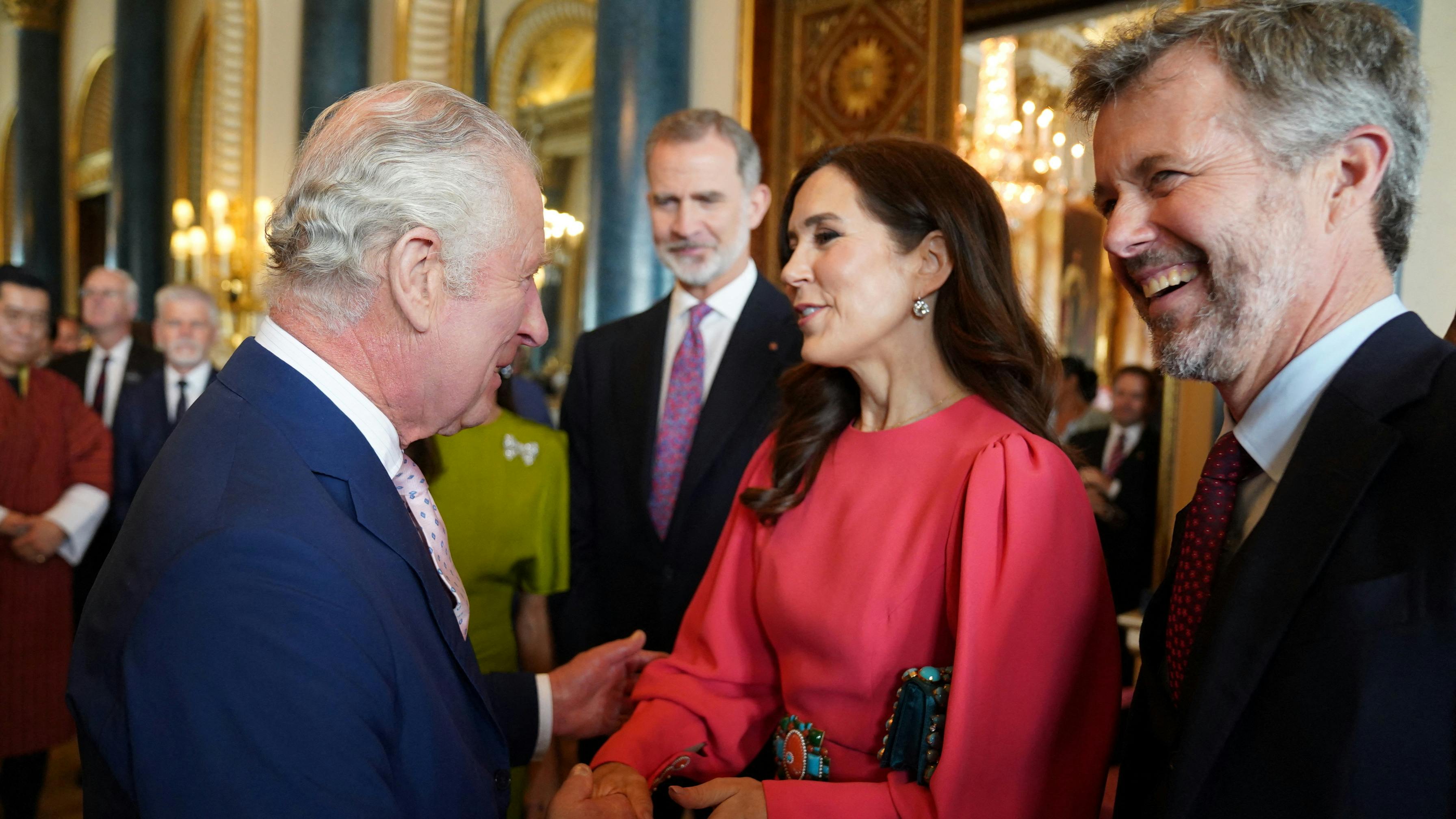 Kronprinsparret møder kong Charles