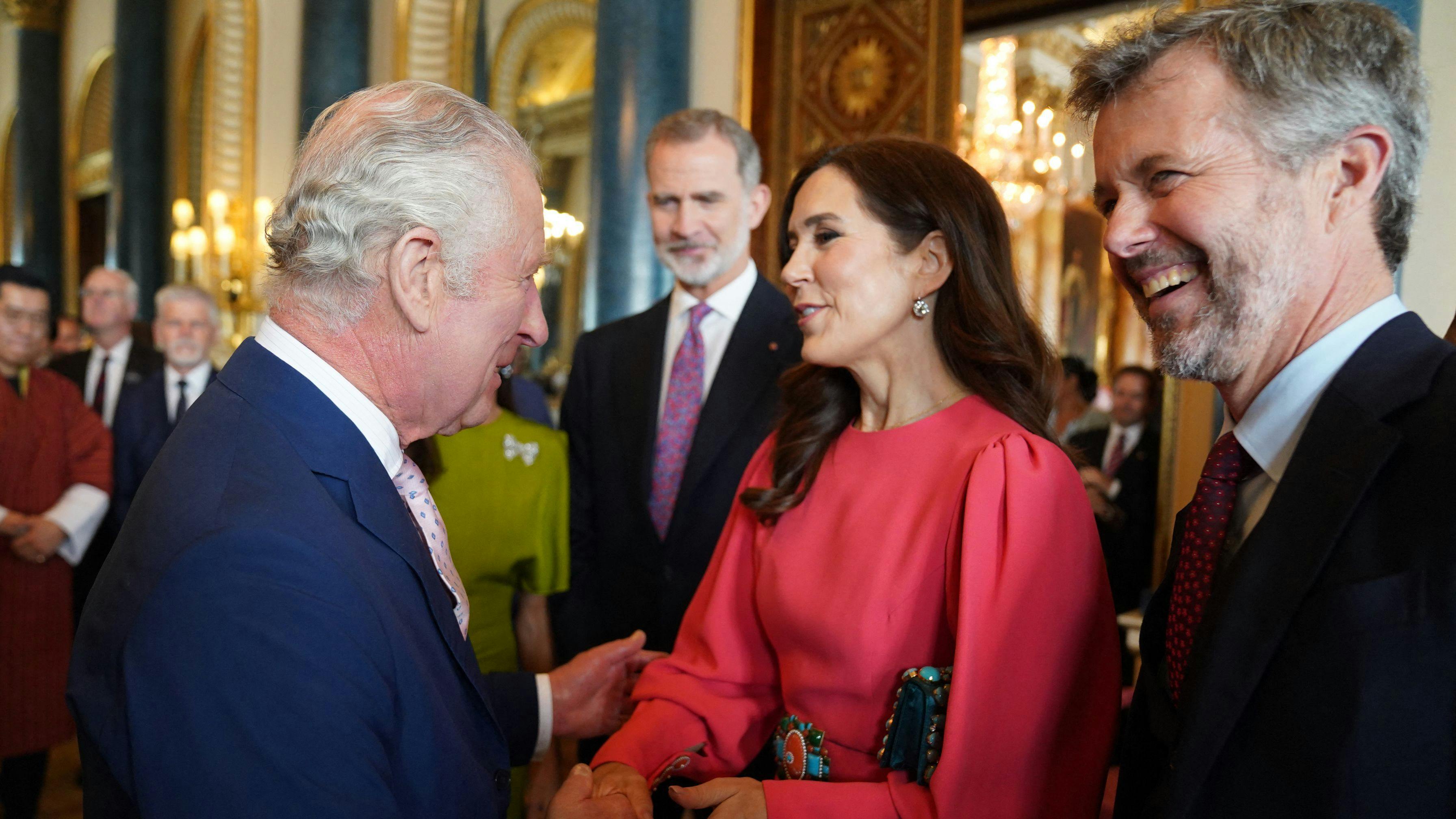 Kronprinsesse Mary og kronprins Frederik hyggede sig med kong Charles og prinsesse Kate til receptionen på Buckingham Palace.&nbsp;
