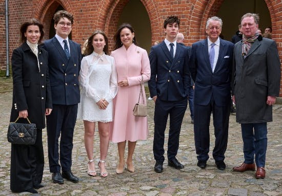 Eloise med familien og Carina og Gustav omkring sig