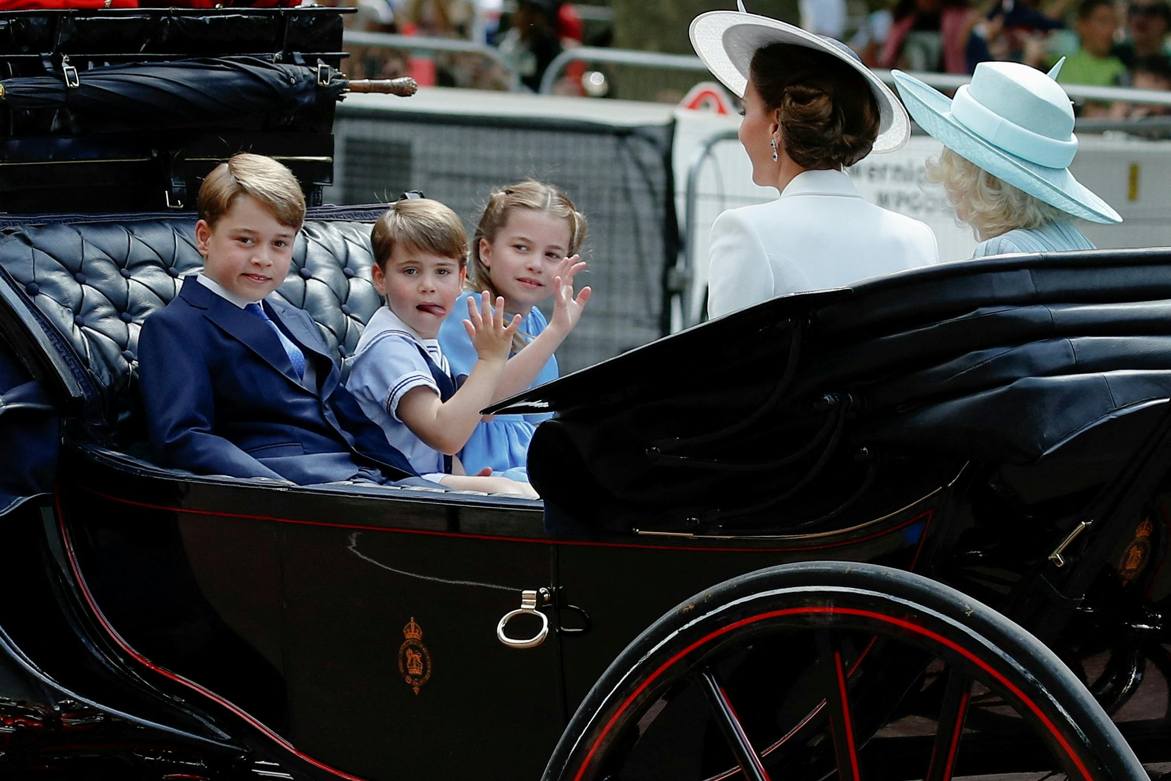 Sidste år var George, Louis og Charlotte også med i processionen, da deres oldemor dronning Elizabeth kunne fejre 70-års regeringsjubilæum. Her sad børnene i karet med deres mor, prinsesse Kate, og dronning Camilla, der dengang var hertuginde.&nbsp;
