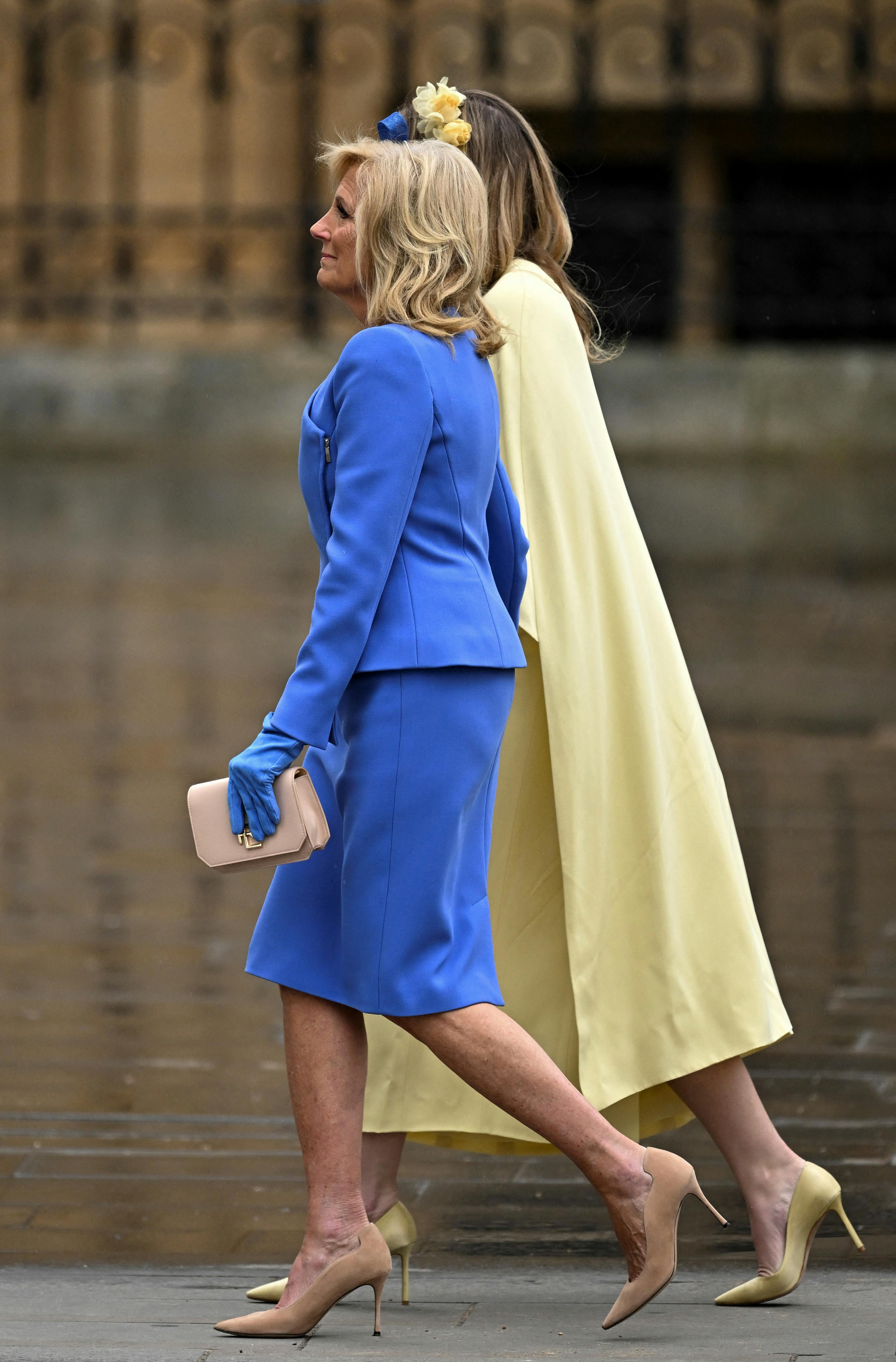 Jill Biden med sit barnebarn ved ankomsten