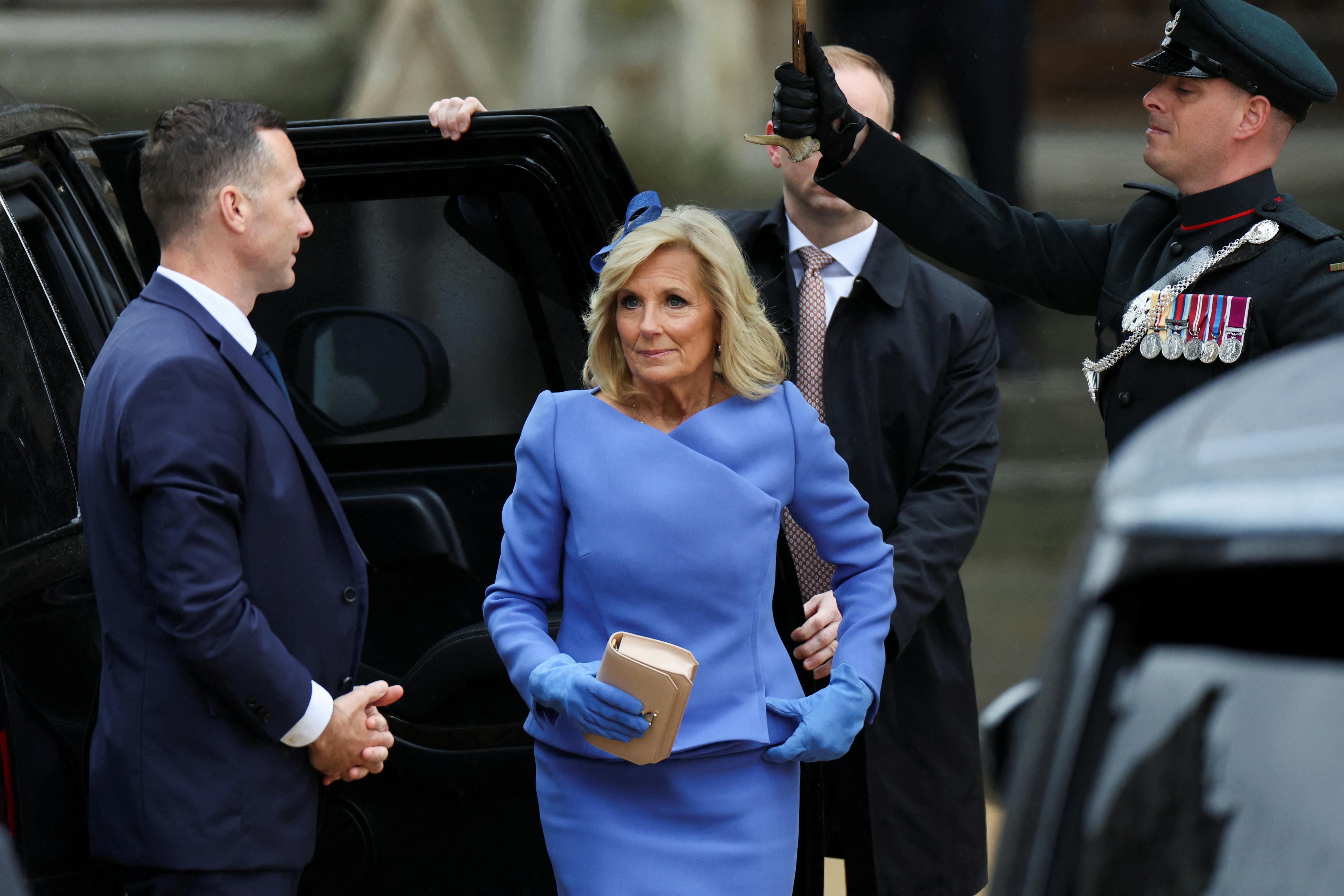 Jill Biden ankommer til Westminster Abbey i London. 