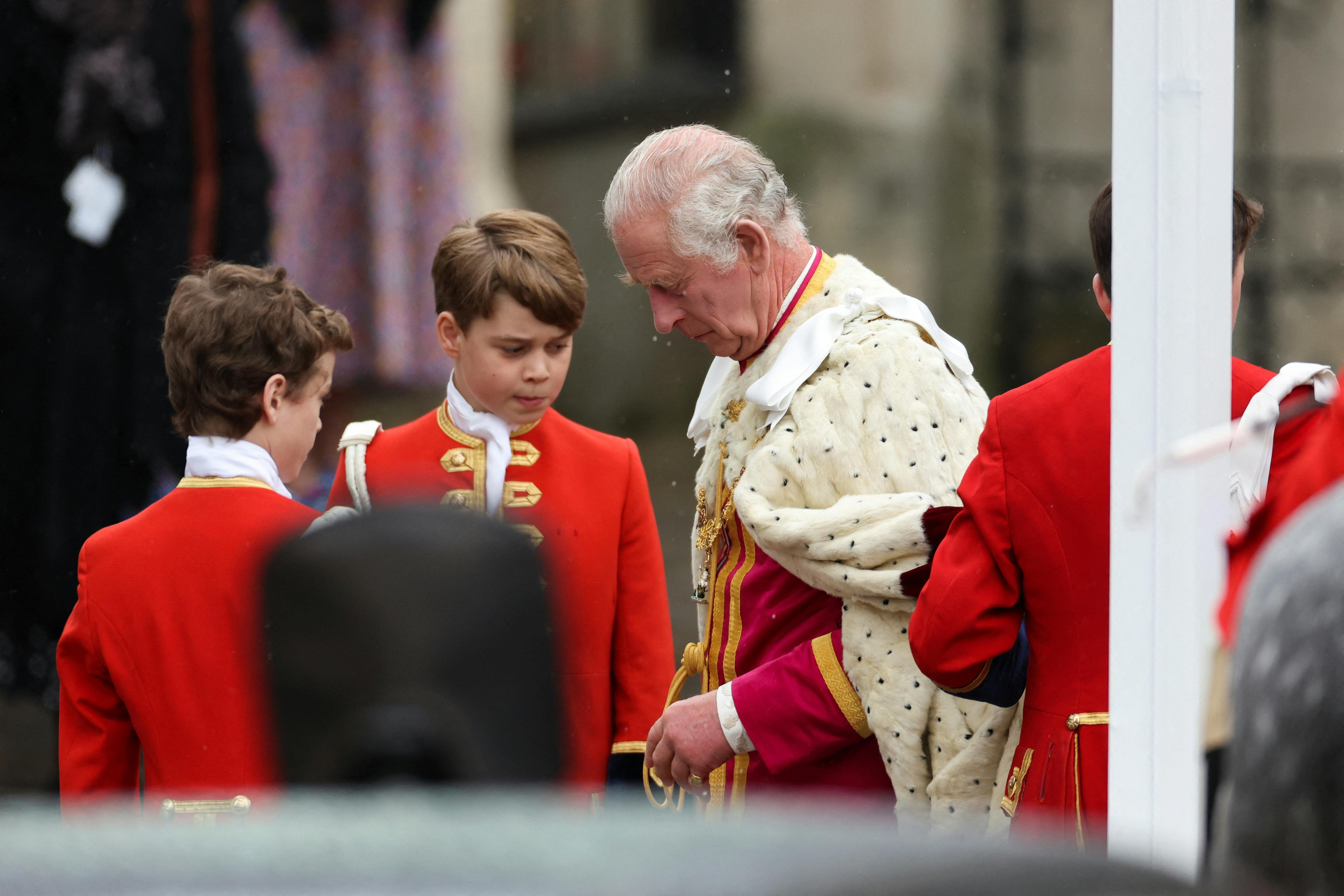 Prins George med sin farfar, kong Charles.&nbsp;
