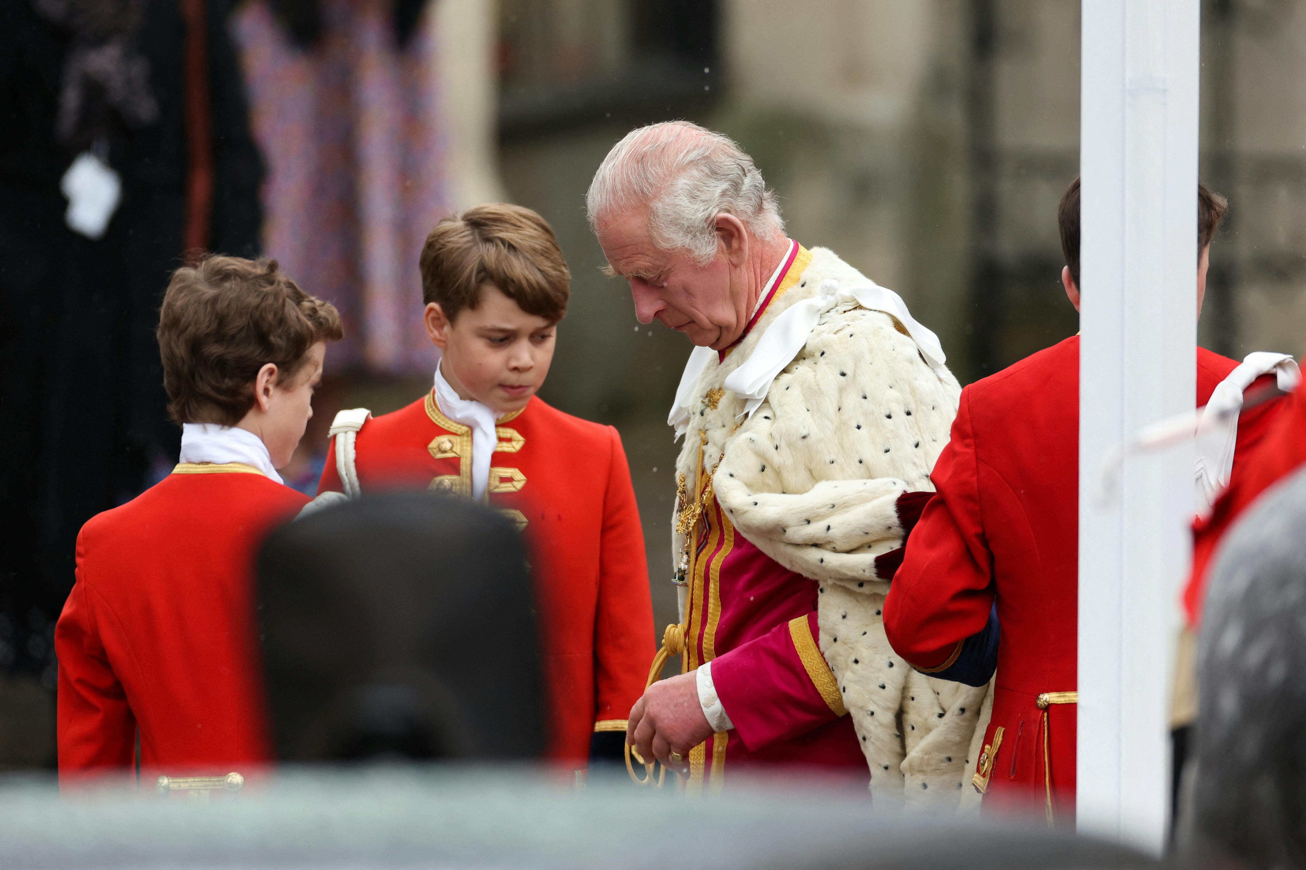 Prins George med sin farfar, kong Charles. 