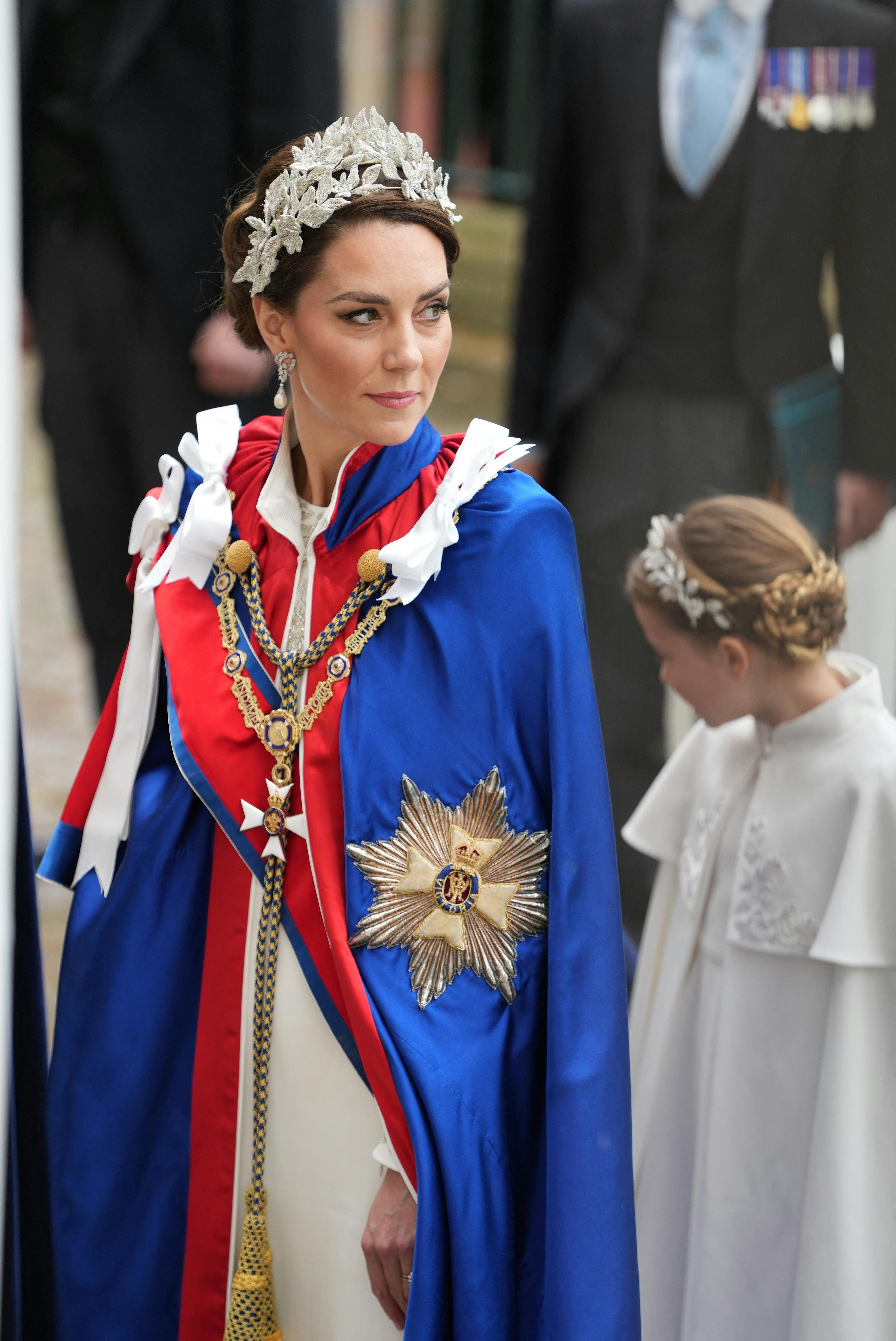 Hertuginde Catherine bar en smuk hvid kjole under sin kåbe.&nbsp;
