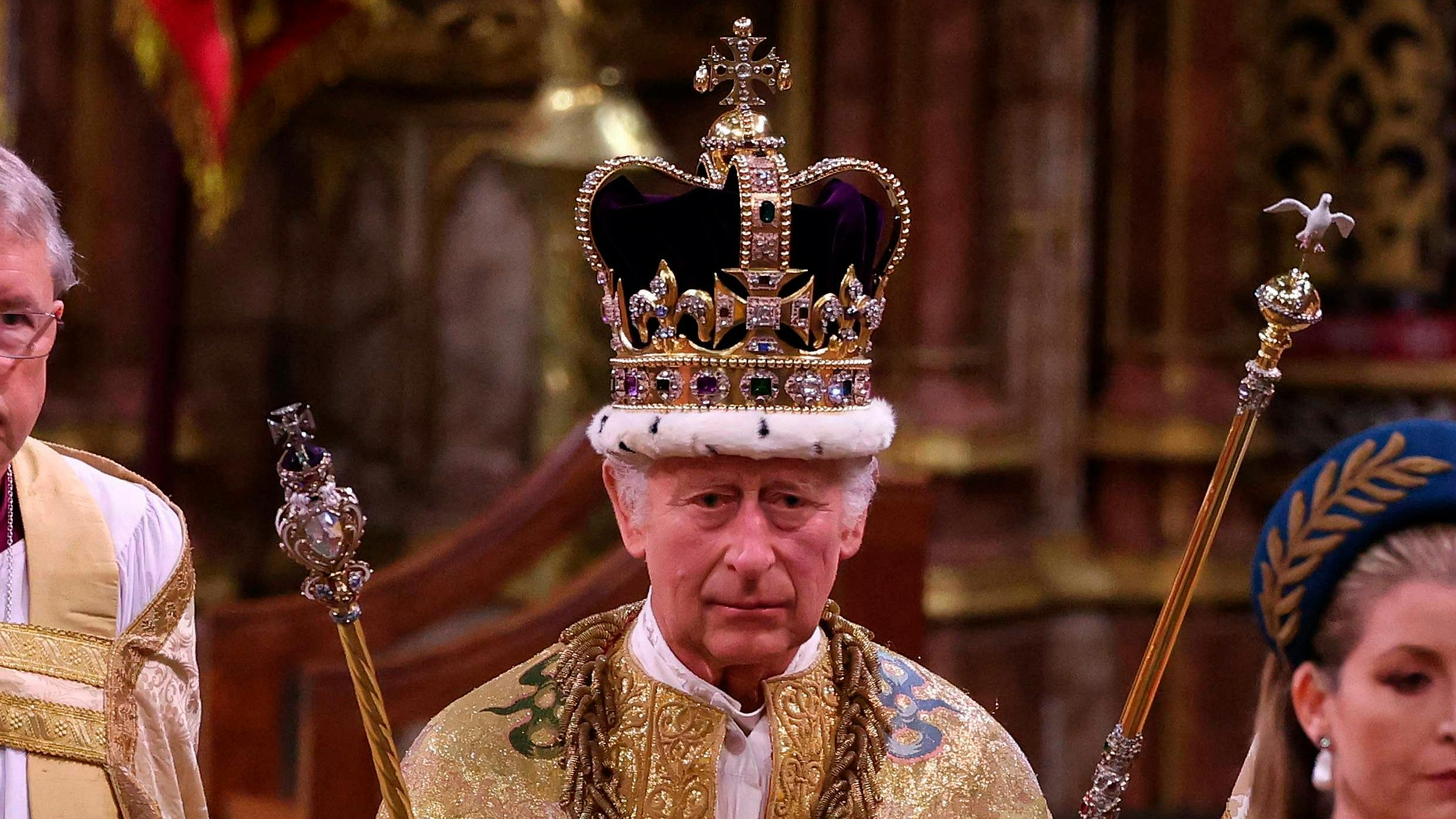 Kong Charles den tredje bliver kronet i Westminster Abbey.  