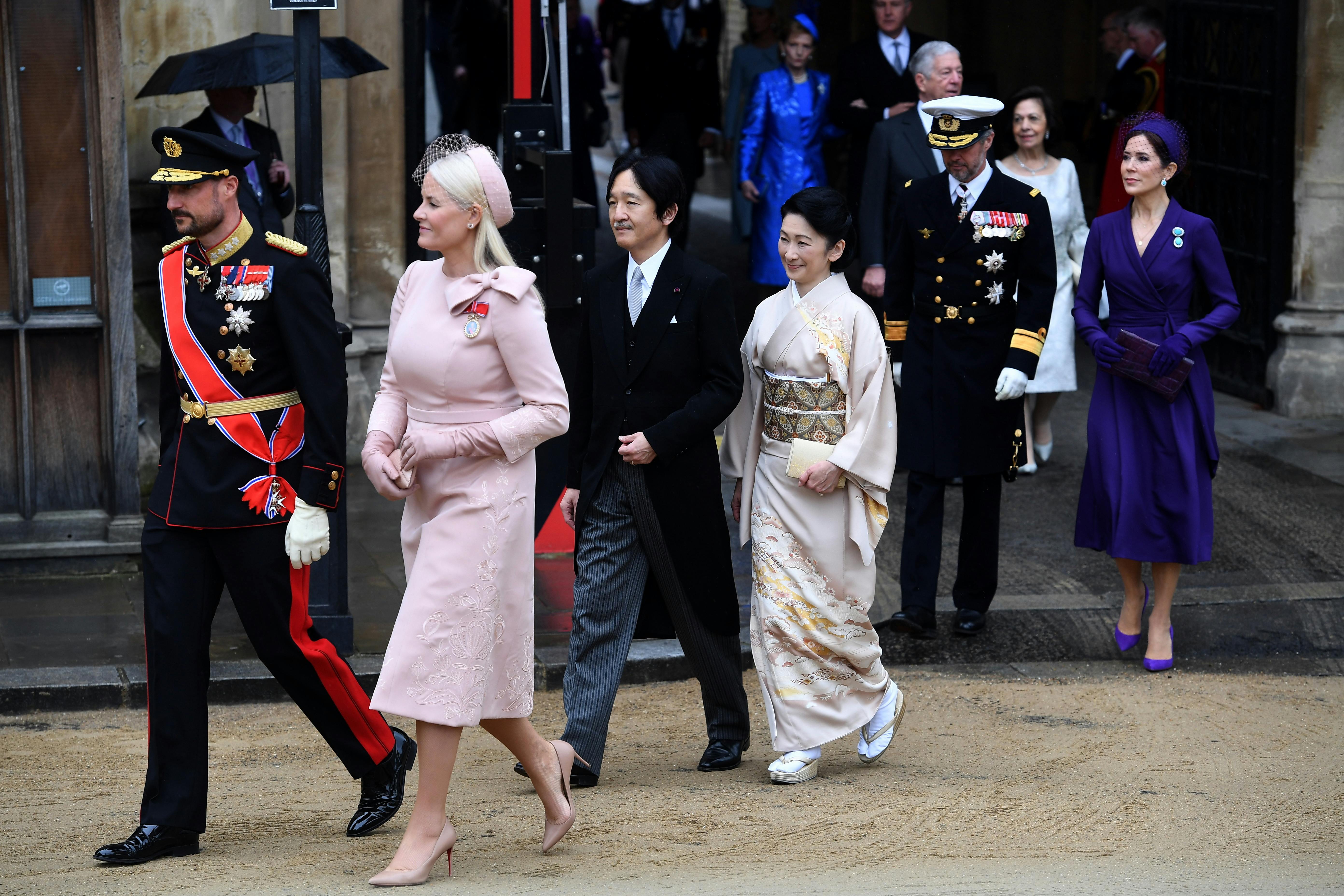 Her ses de to kronprinspar, som Frederik og Mary sad sammen med i kirken, på vej til Westminster Abbey.&nbsp;
