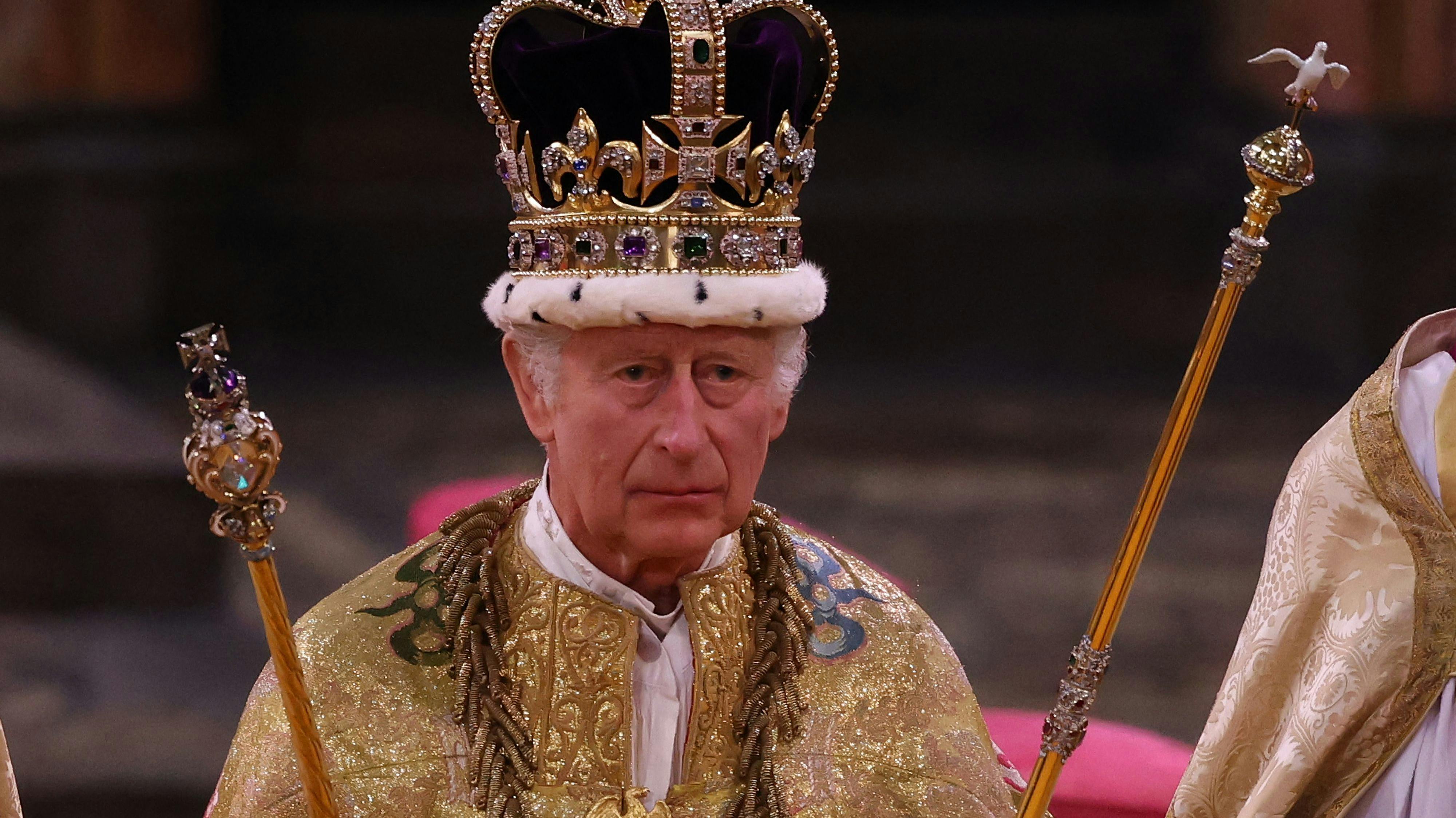 Kong Charles den tredje bliver kronet i Westminster Abbey. 