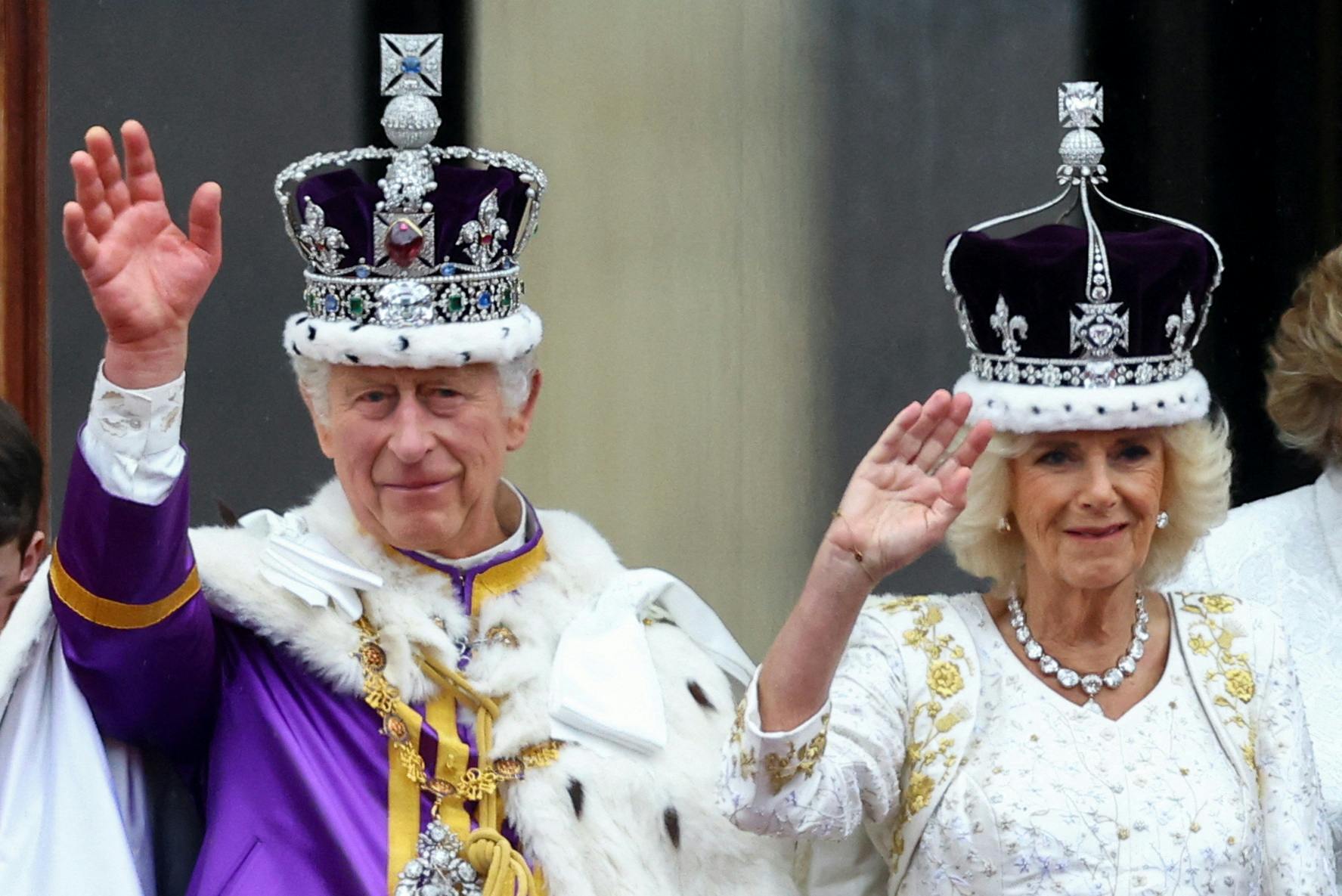 Kong Charles og dronning Camilla på balkonen.