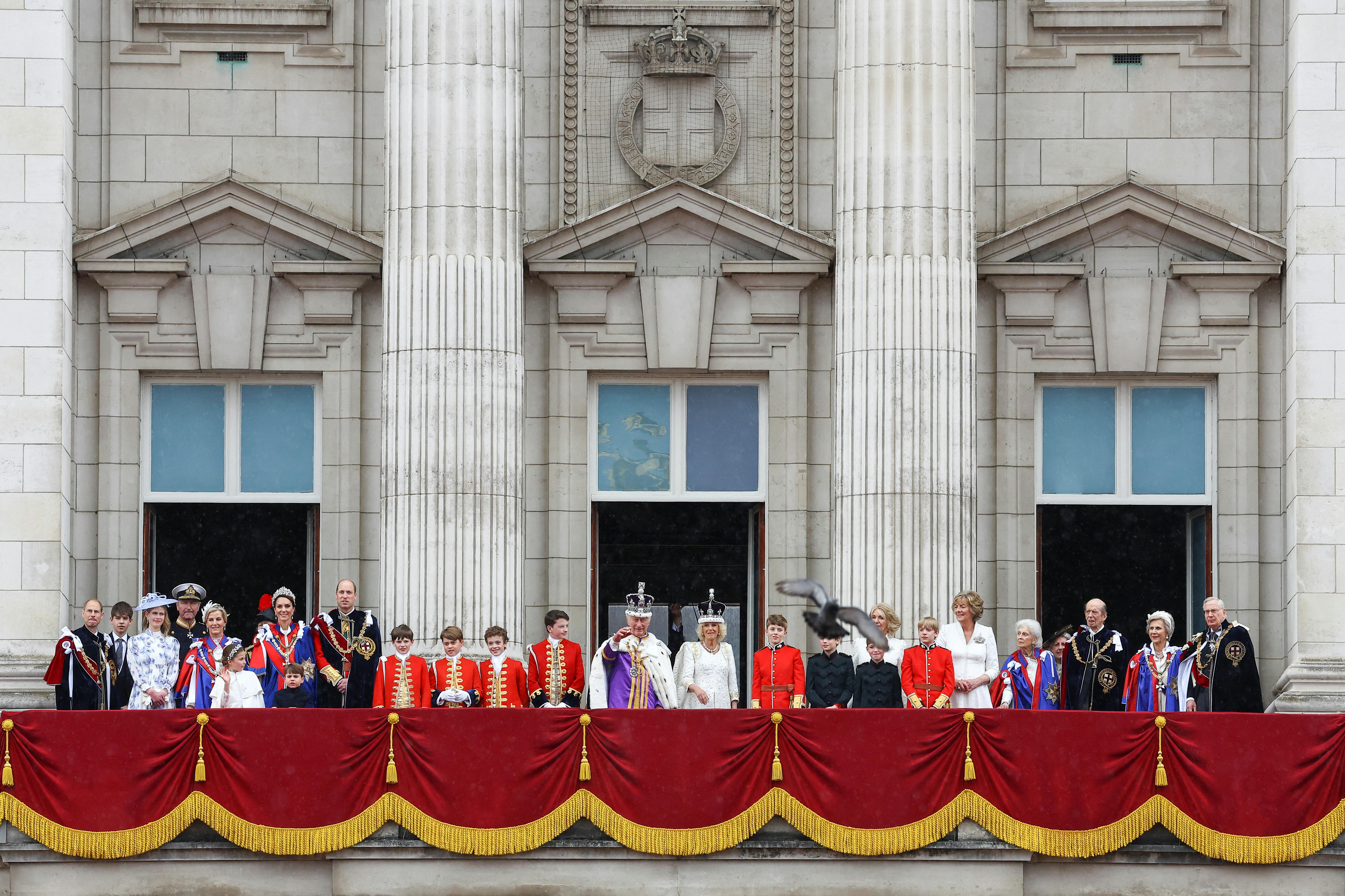 Kongeparret med deres familiemedlemmer på balkonen. 