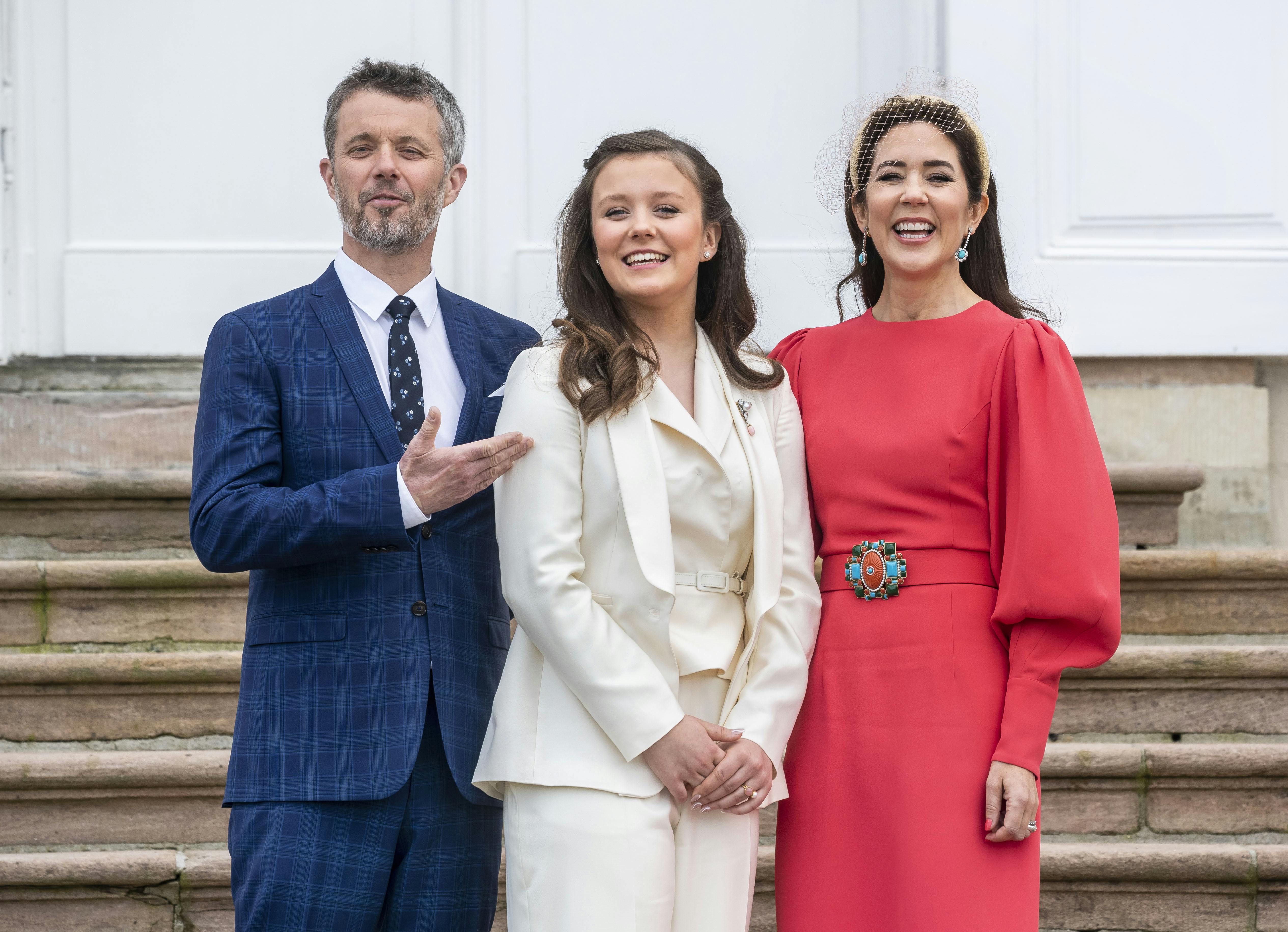 Prinsesse Isabella sammen med kronprinsparret ved hendes konfirmation sidste år. 
