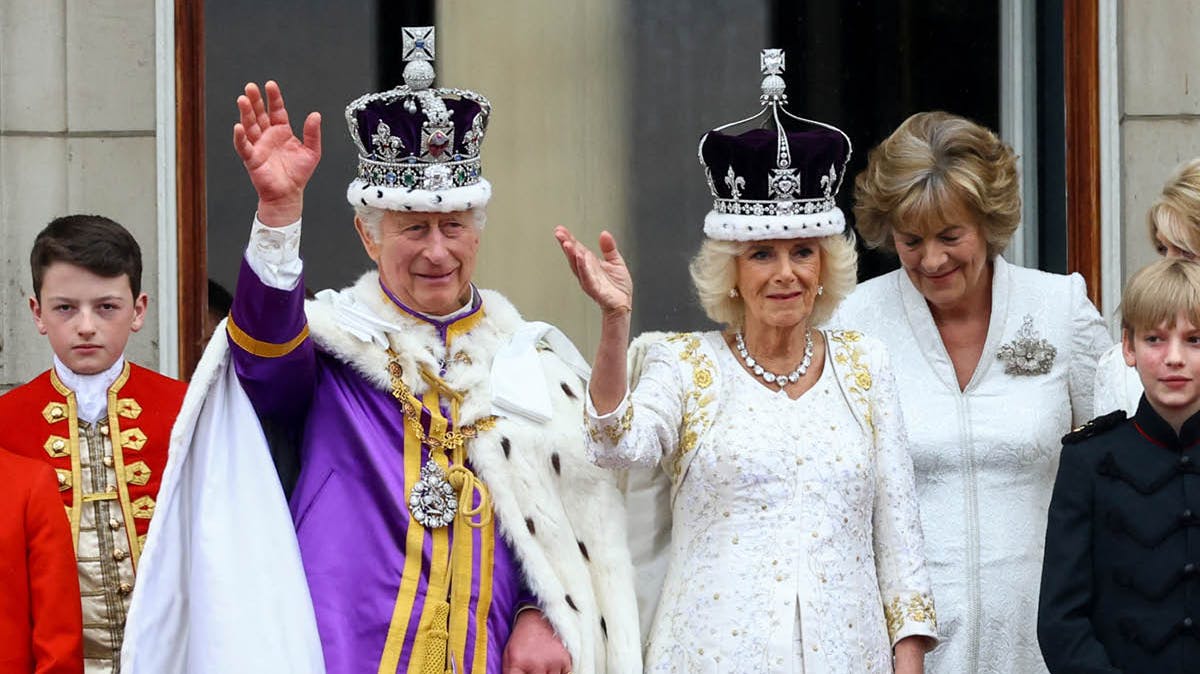 Kong Charles og dronning Camilla på balkonen efter kroningen. 