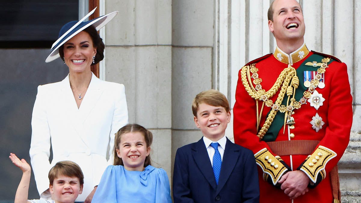 Prinsesse Kate og prins William med deres tre børn. 