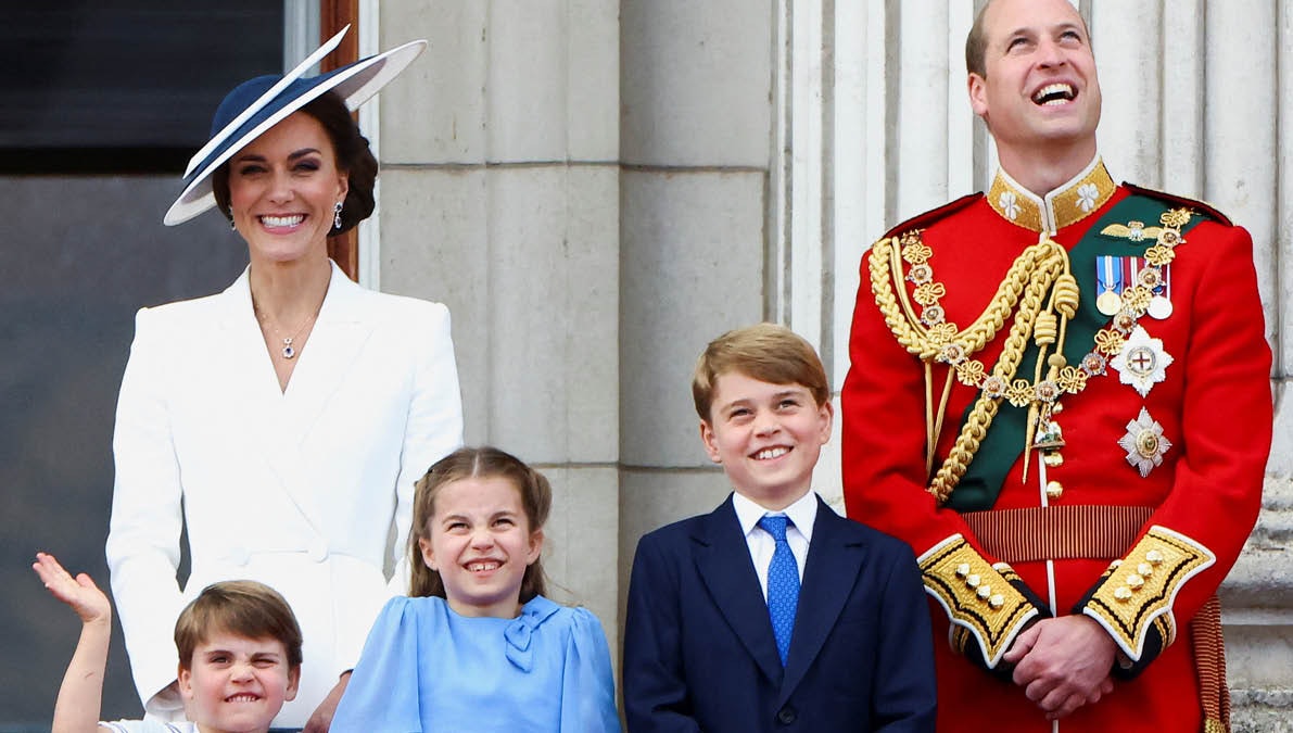 Prinsesse Kate og prins William med deres tre børn. 
