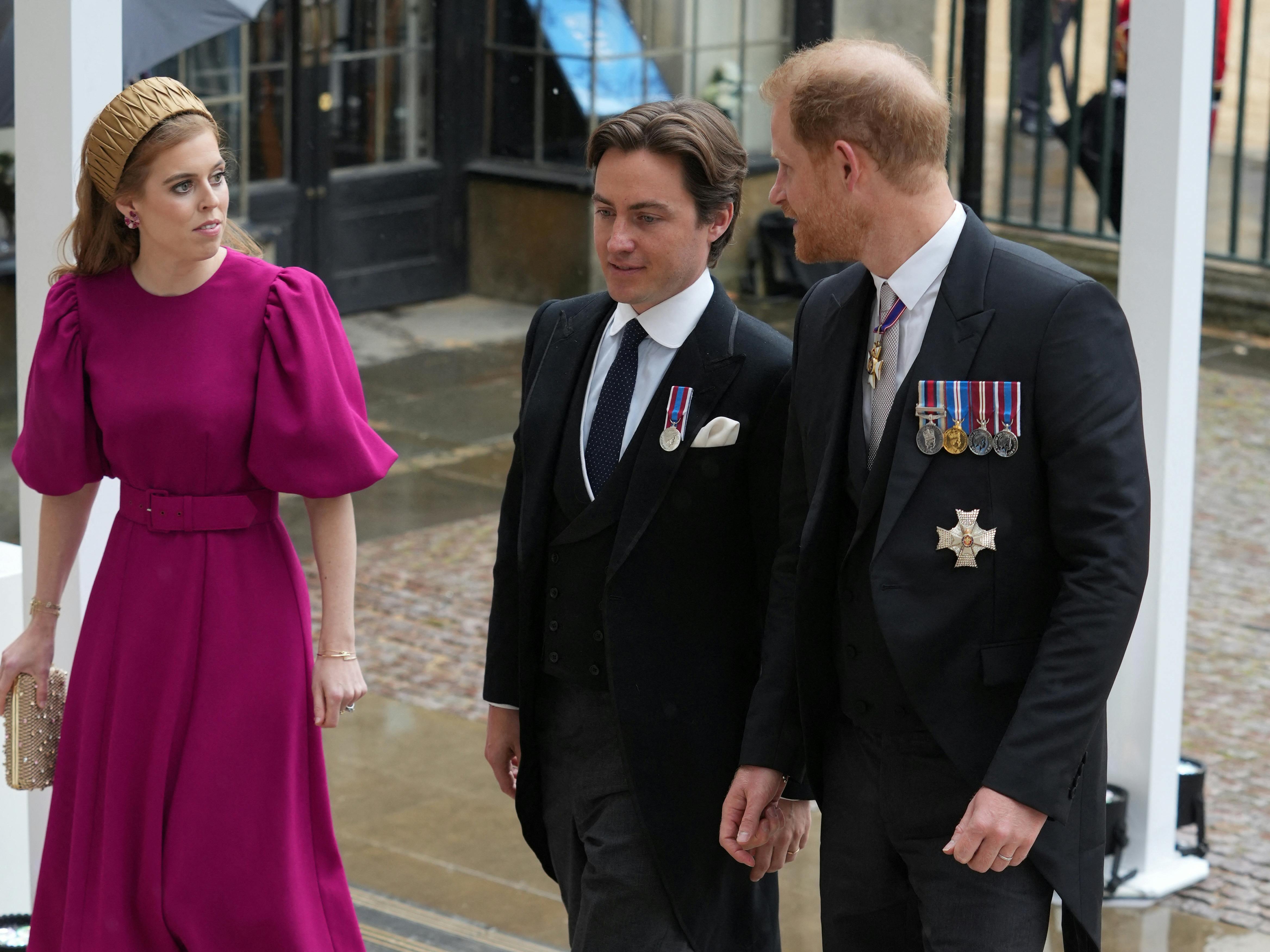 Prins Harry med prinsesse Beatrice og Edoardo Mapelli Mozzi.&nbsp;
