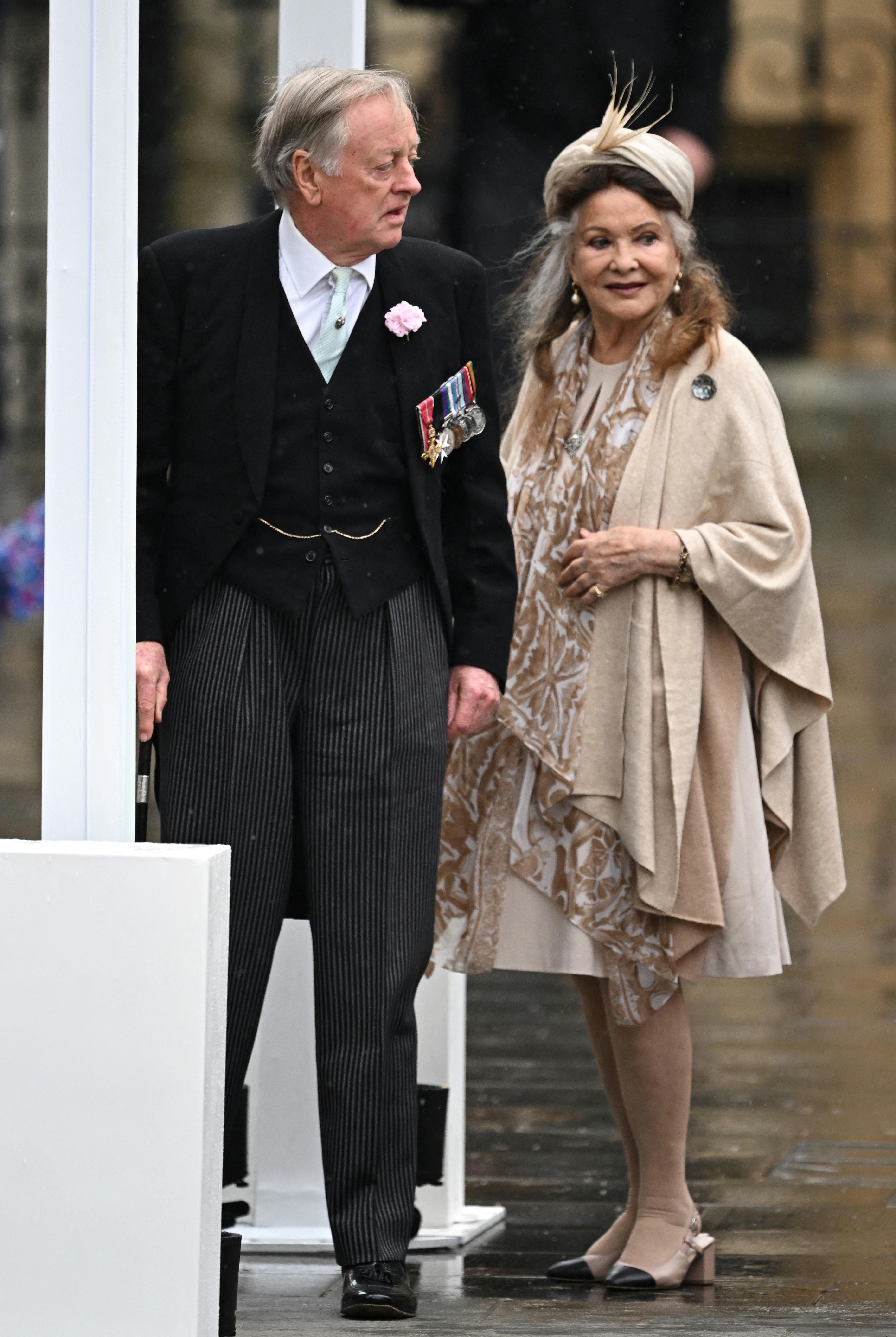 Andrew Parker Bowles med sin ledsager ved kroningen. 