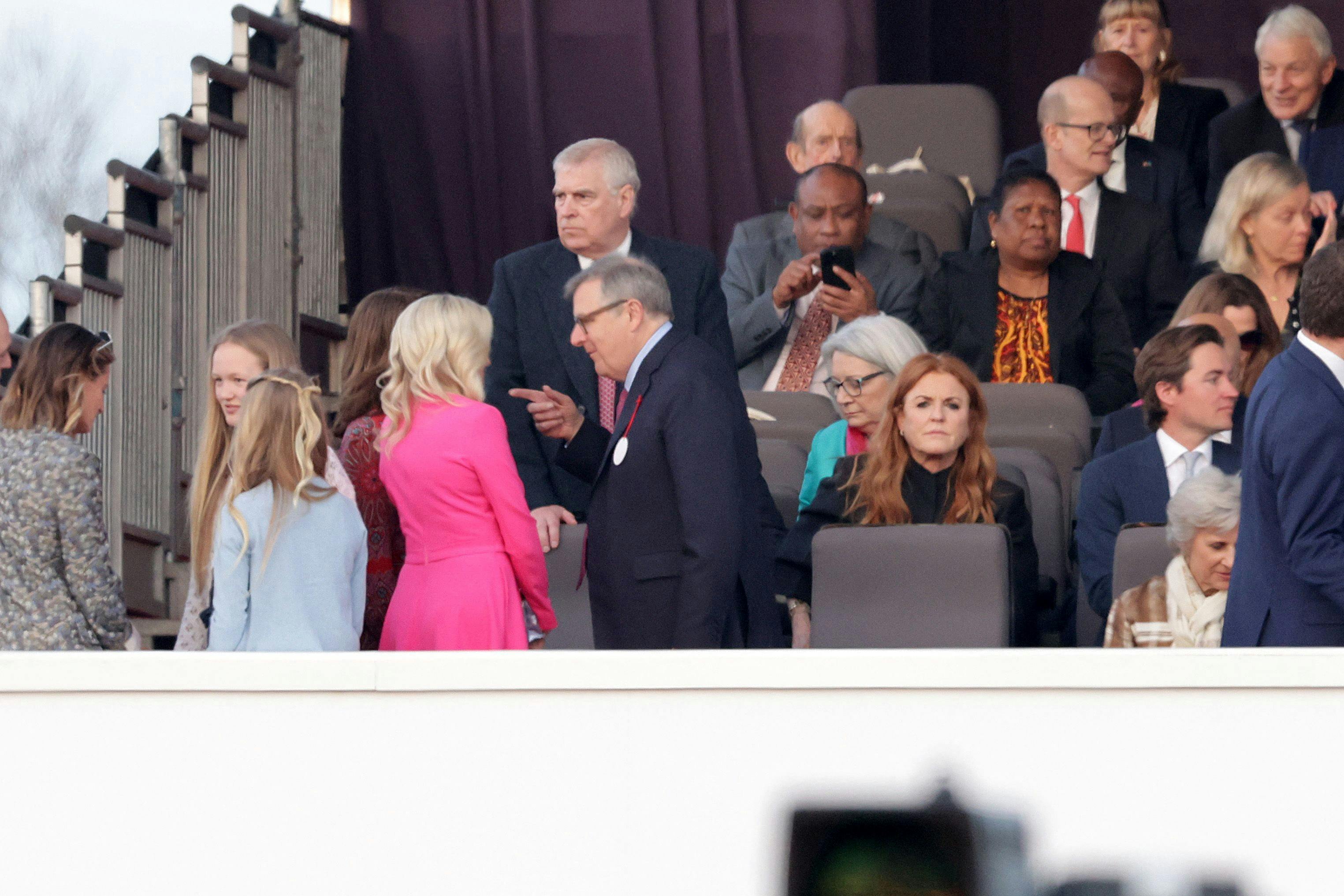Prins Andrew ses stående til venstre for hertuginde Sarah
