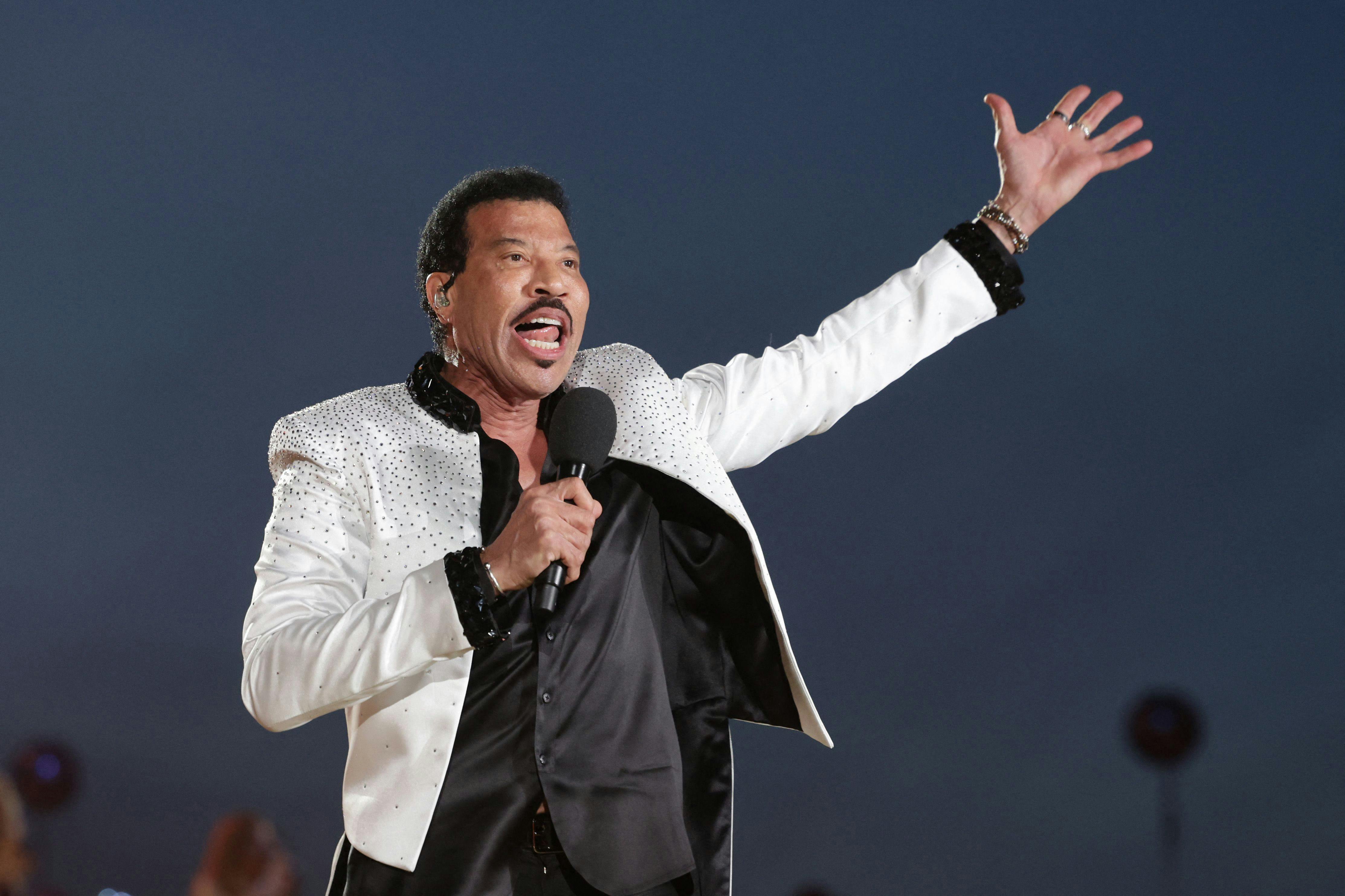 Lionel Richie på scenen. 